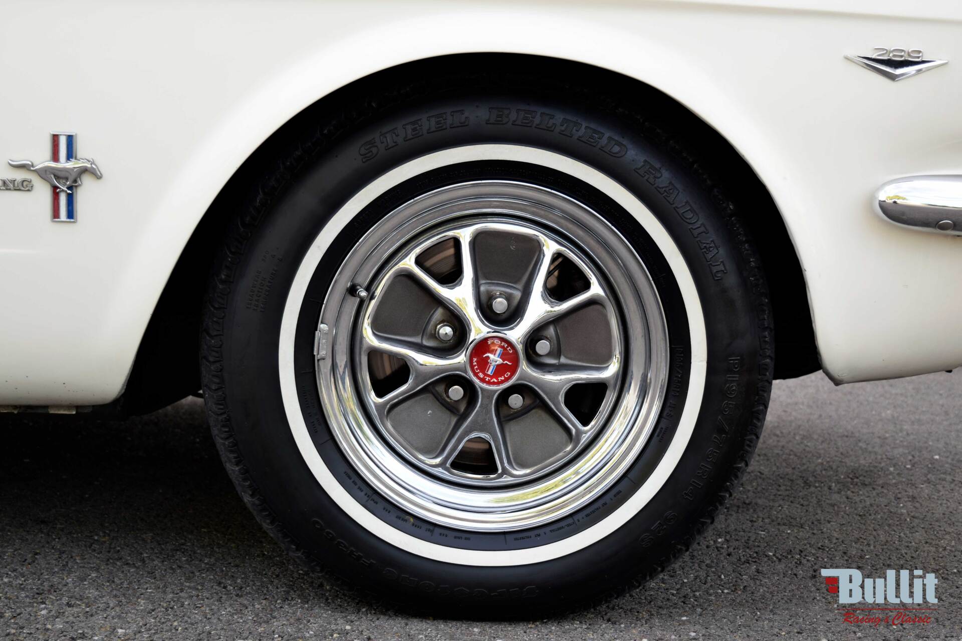 roue de Ford Mustang cabriolet de 1965 blanche intérieur rouge