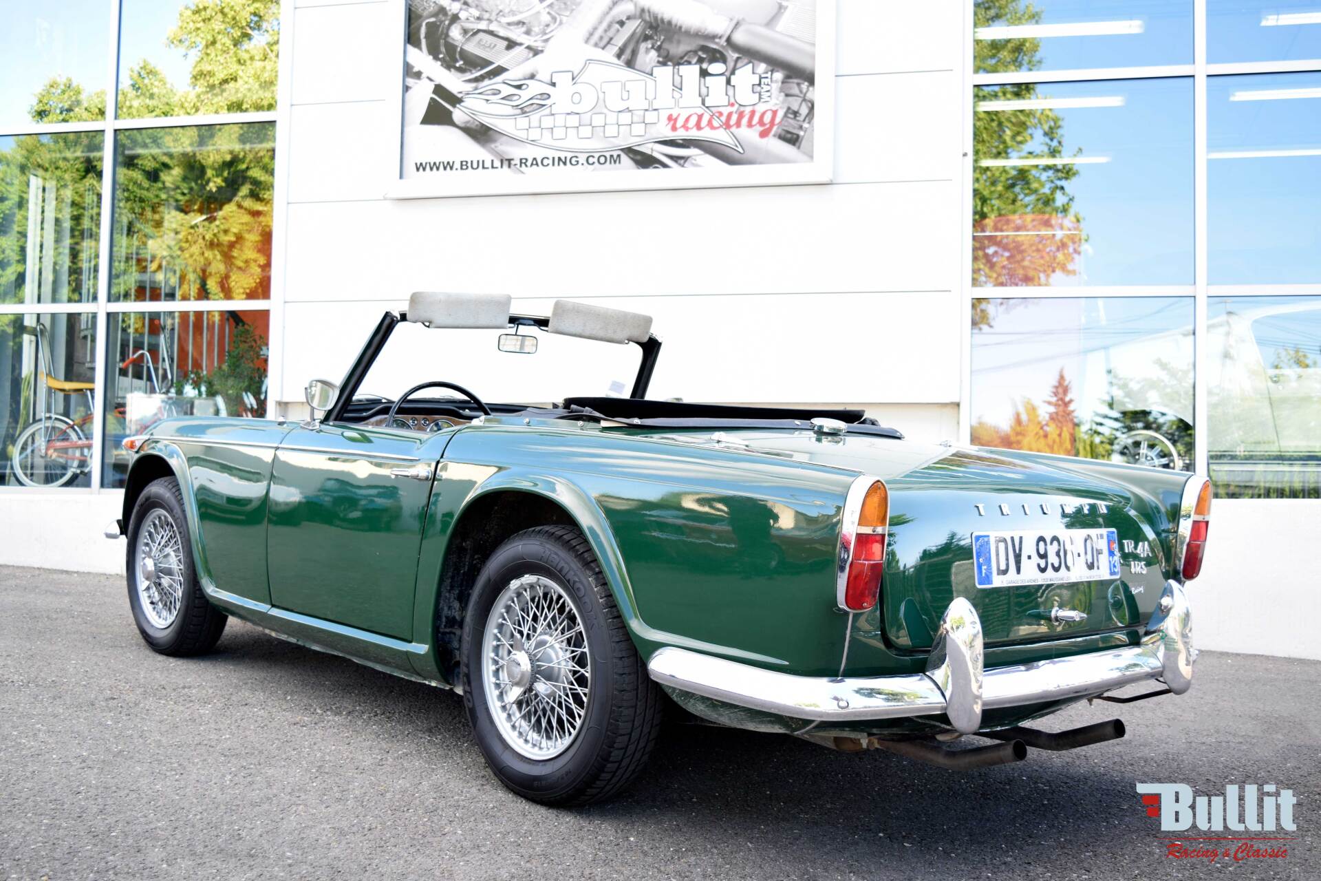 Triumph TR4 A irs de 1966 vert intérieur noir vue de 3/4 arrière gauche