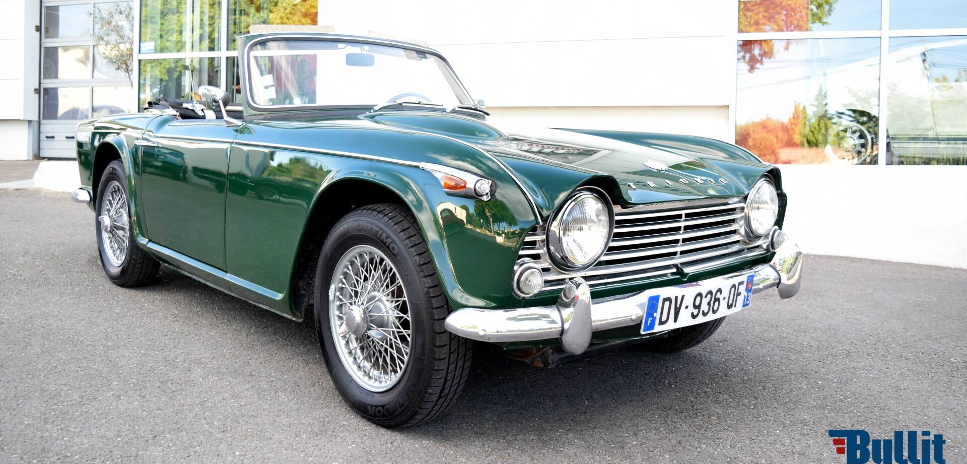 Triumph TR4A IRS, 1966, vue de 3/4 avant droit, couleur vert et capote noire