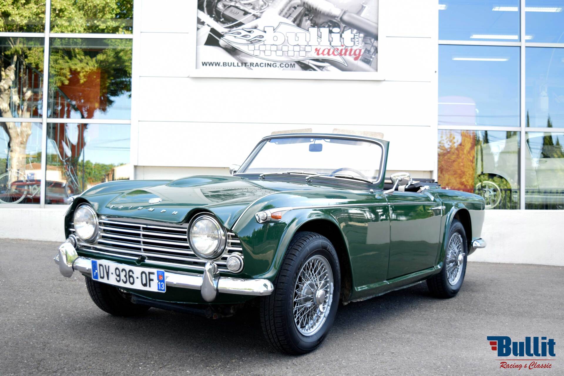 Triumph TR4 A irs de 1966 vert intérieur noir vue de 3/4 avant gauche