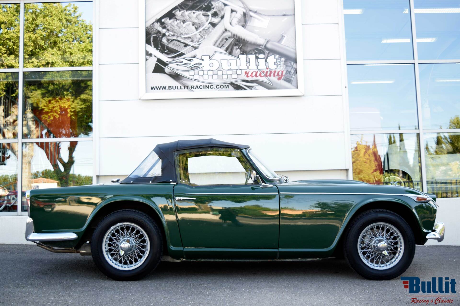 Triumph TR4 A irs de 1966 vert intérieur noir vue de profil droit