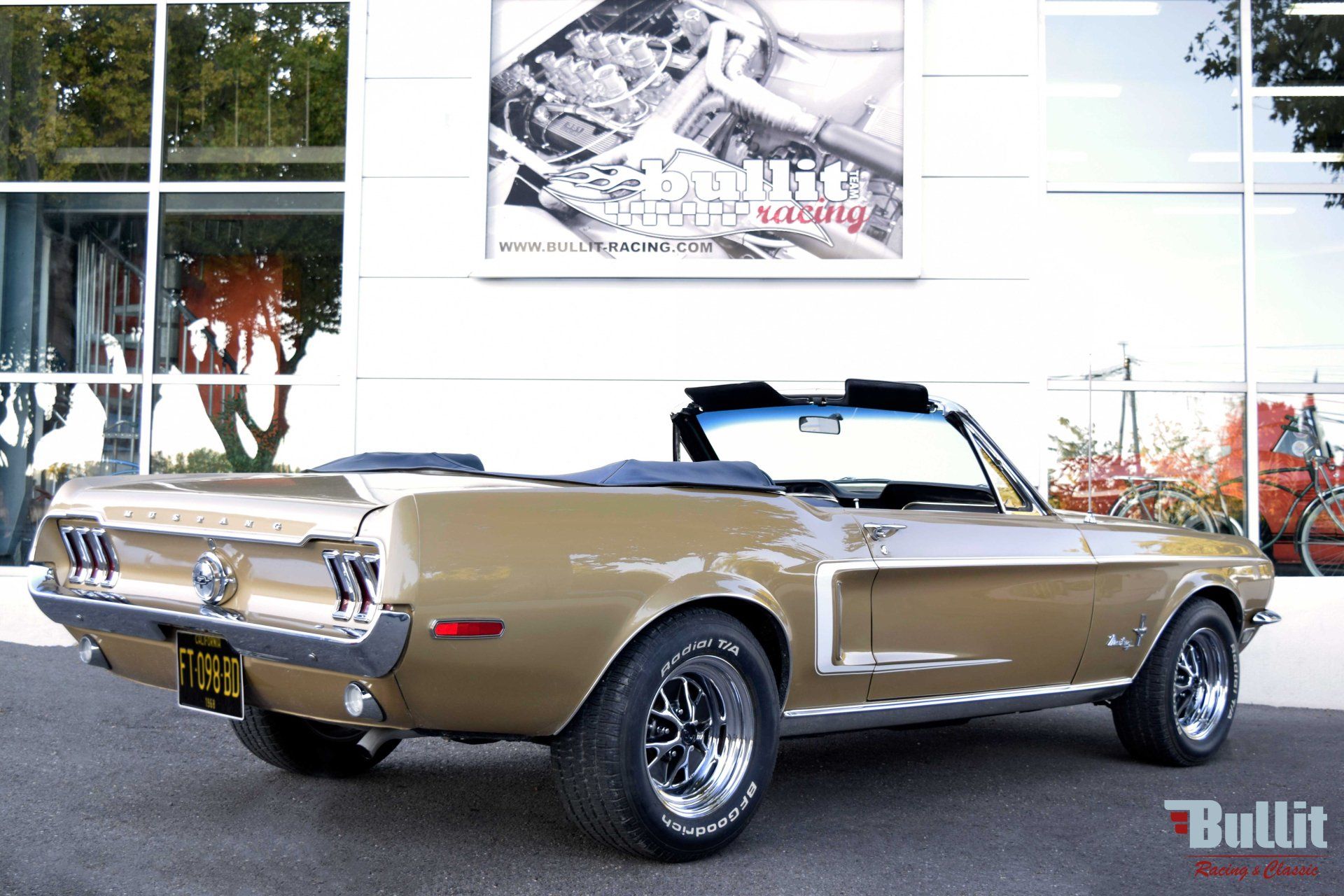 Ford Mustang cabriolet 289 de 1968 couleur champagne métallisé vue de 3/4 arrière droit