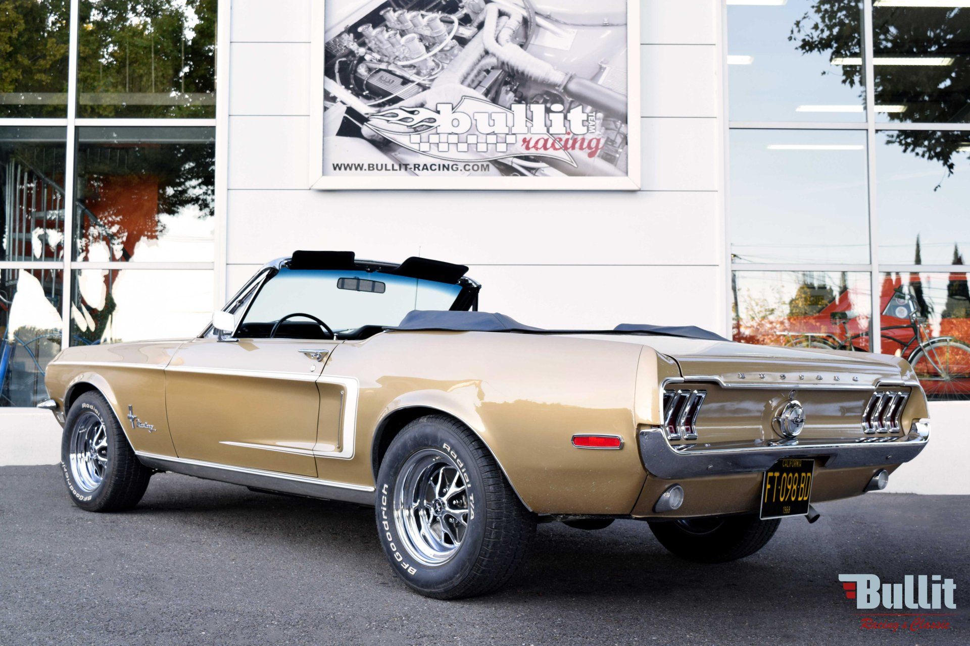 Ford Mustang cabriolet 289 de 1968 couleur champagne métallisé vue de 3/4 arrière gauche