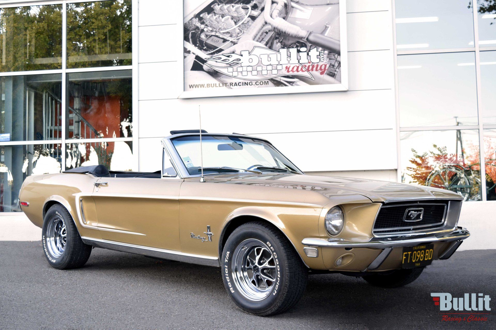 Ford Mustang cabriolet 289 de 1968 couleur champagne métallisé vue 3/4 avant droit