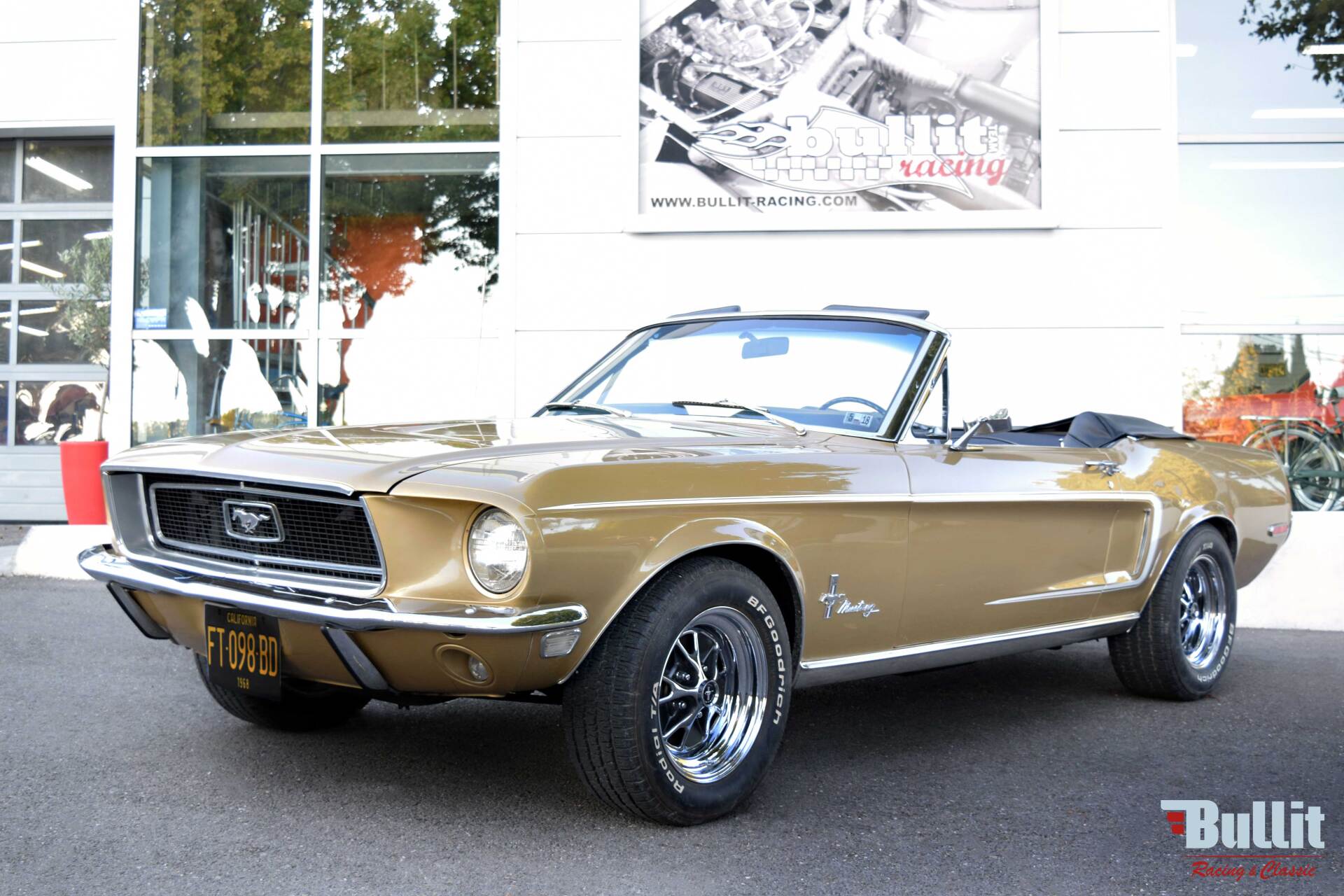 Ford Mustang cabriolet 289 de 1968 couleur champagne métallisé vue 3/4 avant gauche