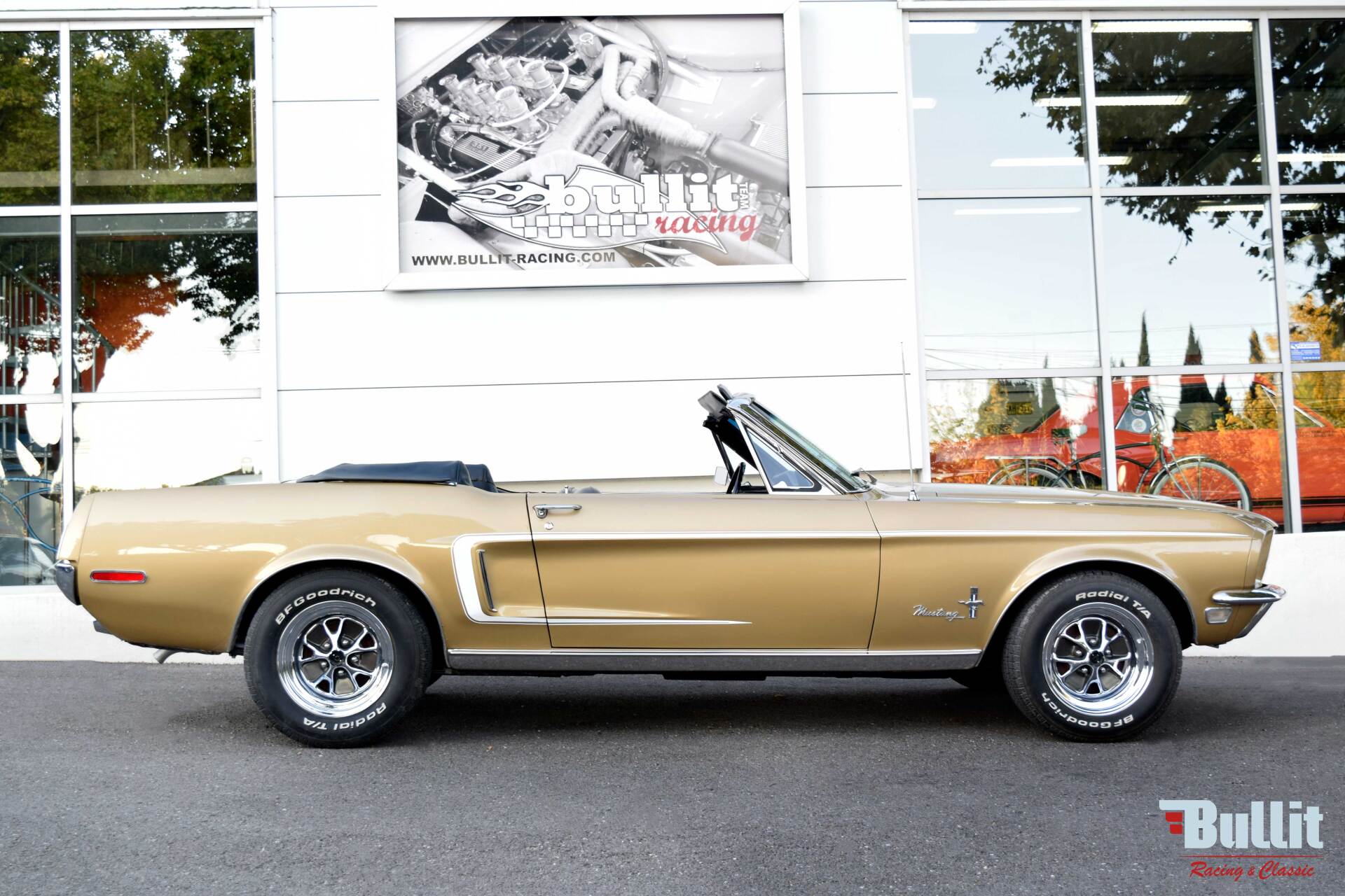 Ford Mustang cabriolet 289 de 1968 couleur champagne métallisé vue de profil droit
