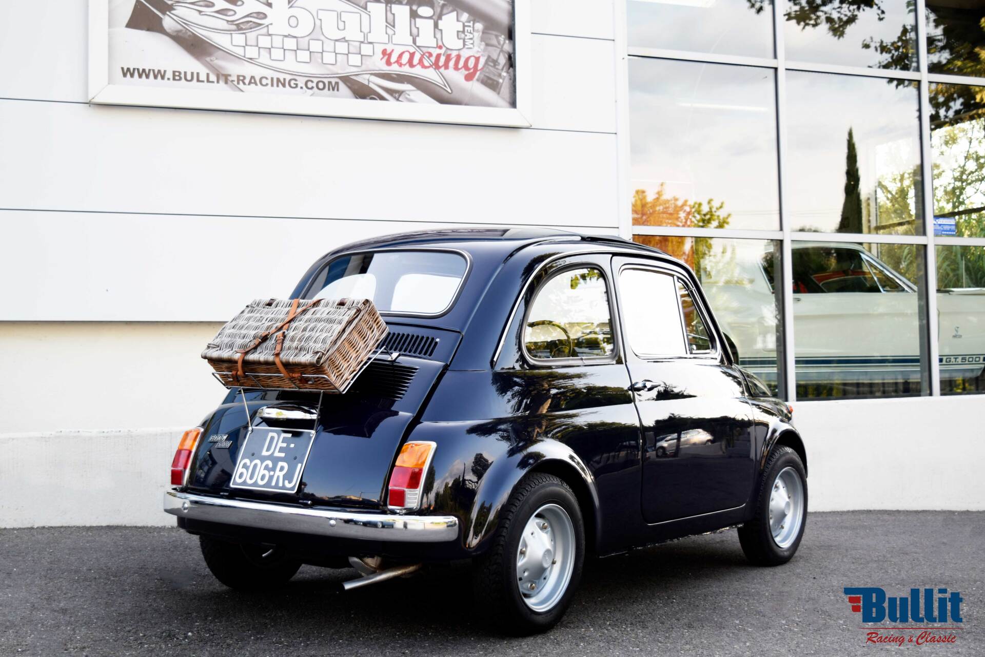 Triumph TR4 A irs de 1966 vert intérieur noir vue de 3/4 arrière droit