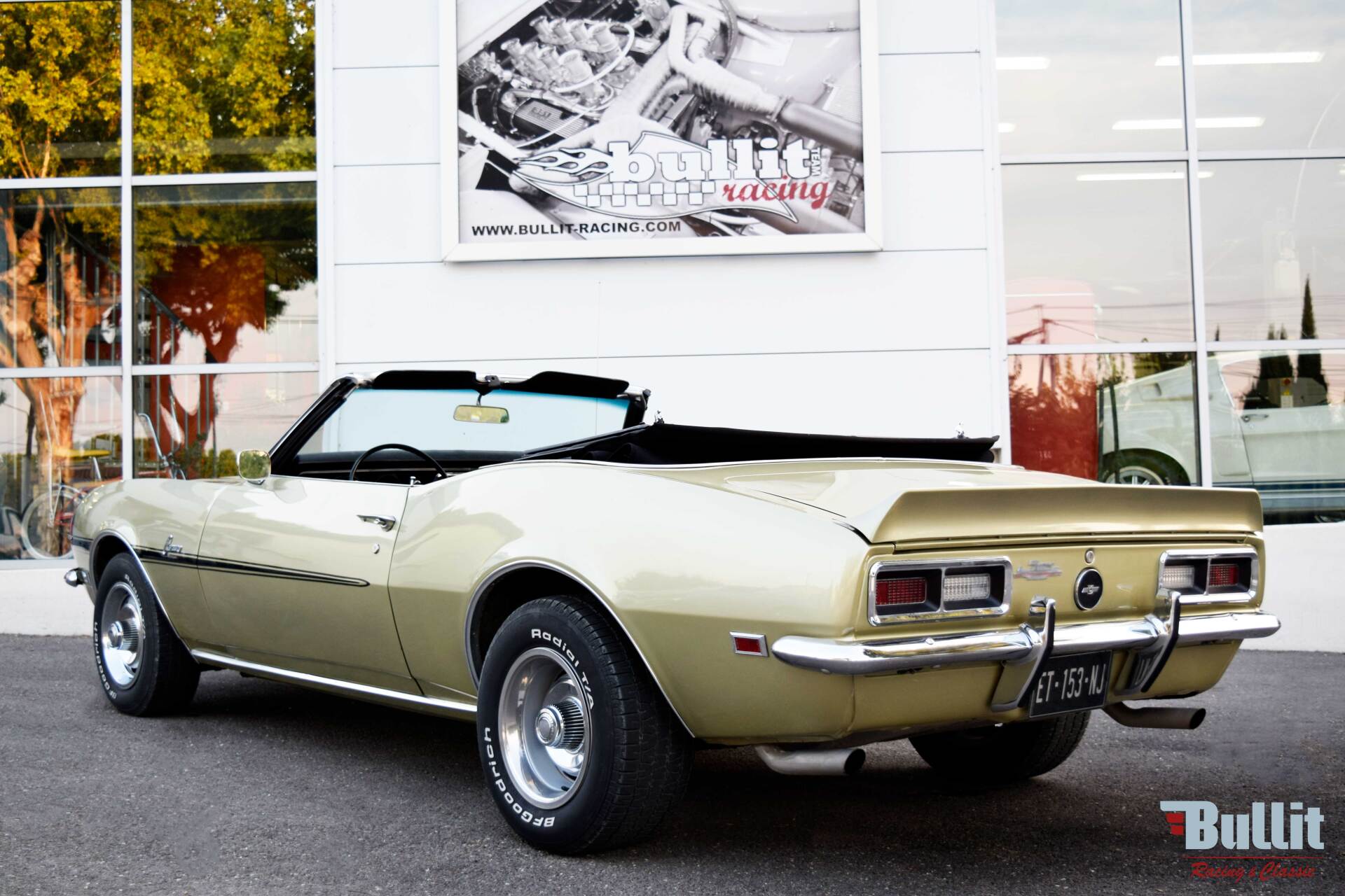 CHEVROLET CAMARO de 1968 vert intérieur noir vue de 3/4 arrière gauche