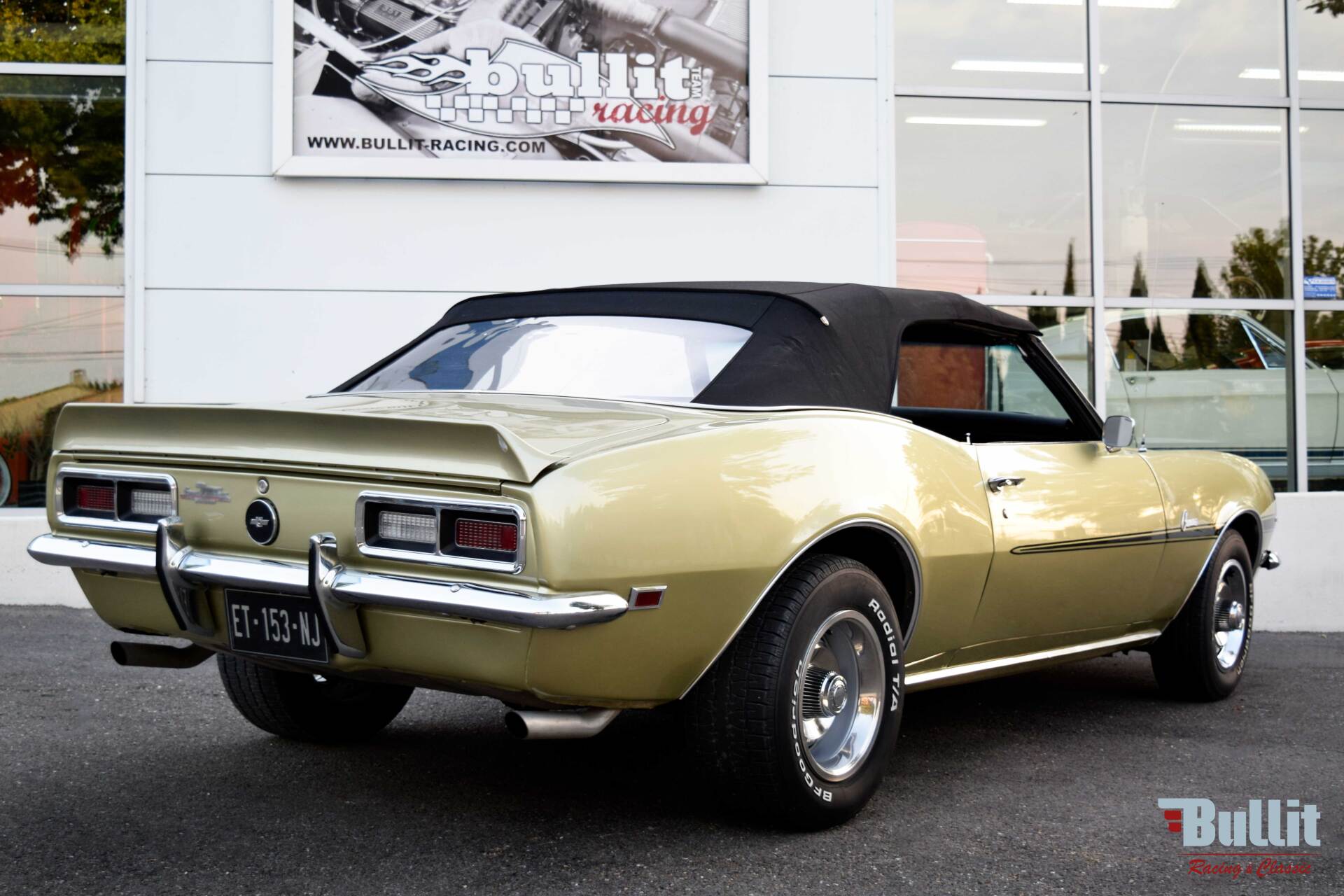 CHEVROLET CAMARO de 1968 vert intérieur noir vue de 3/4 arrière droit