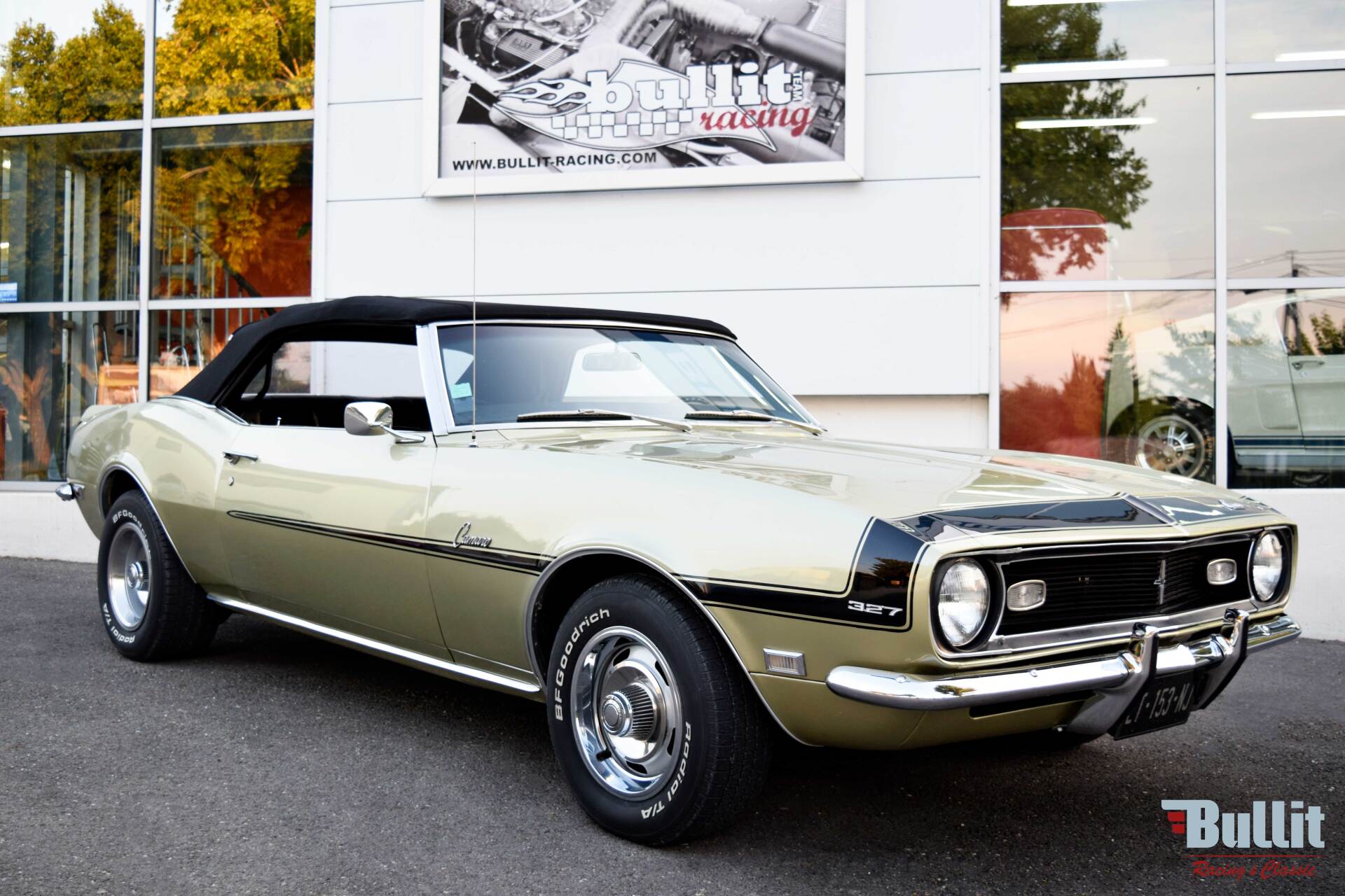 CHEVROLET CAMARO de 1968 vert intérieur noir vue de 3/4 avant droit