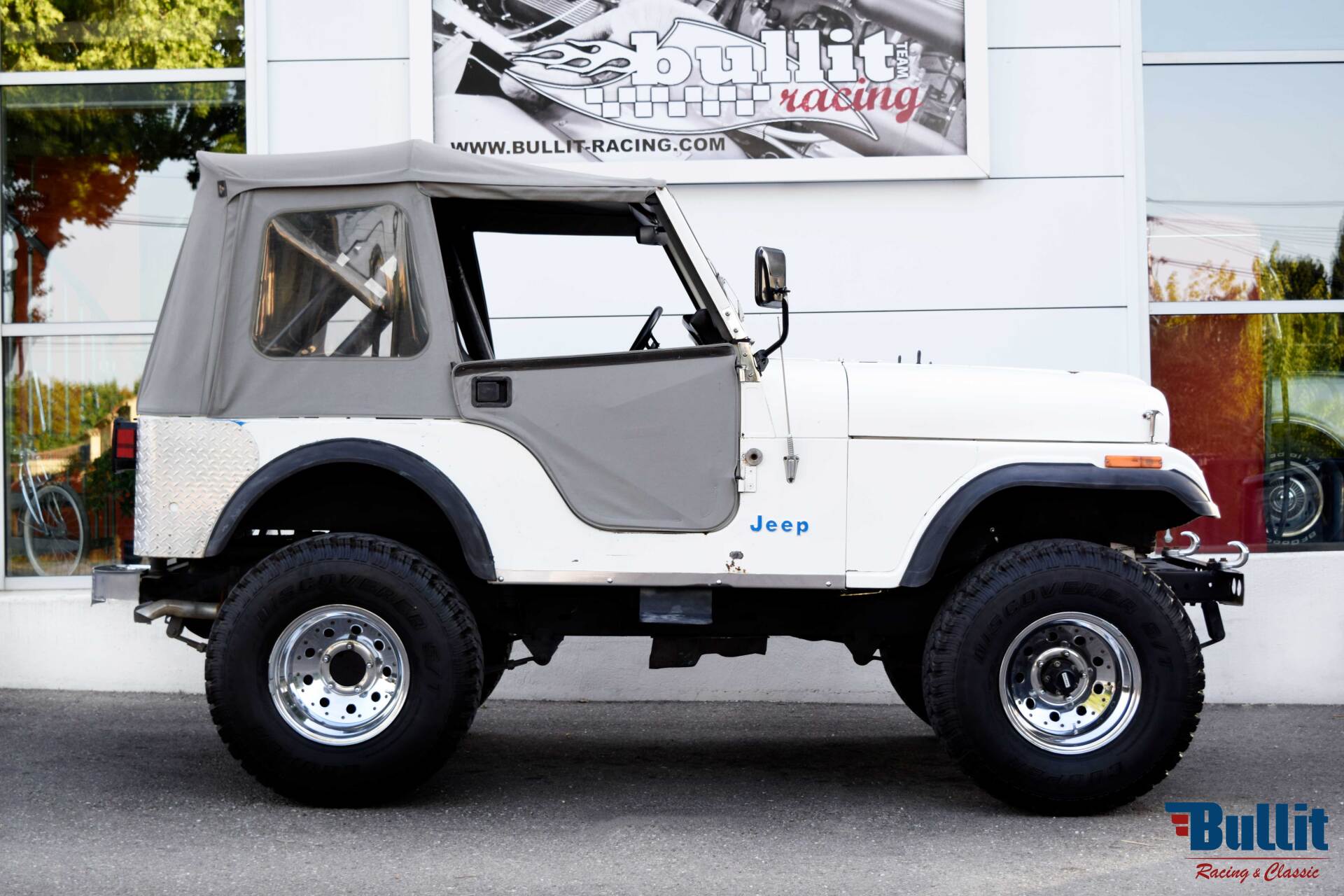 JEEP CJ5 blanche de 1981 vue de profil droit
