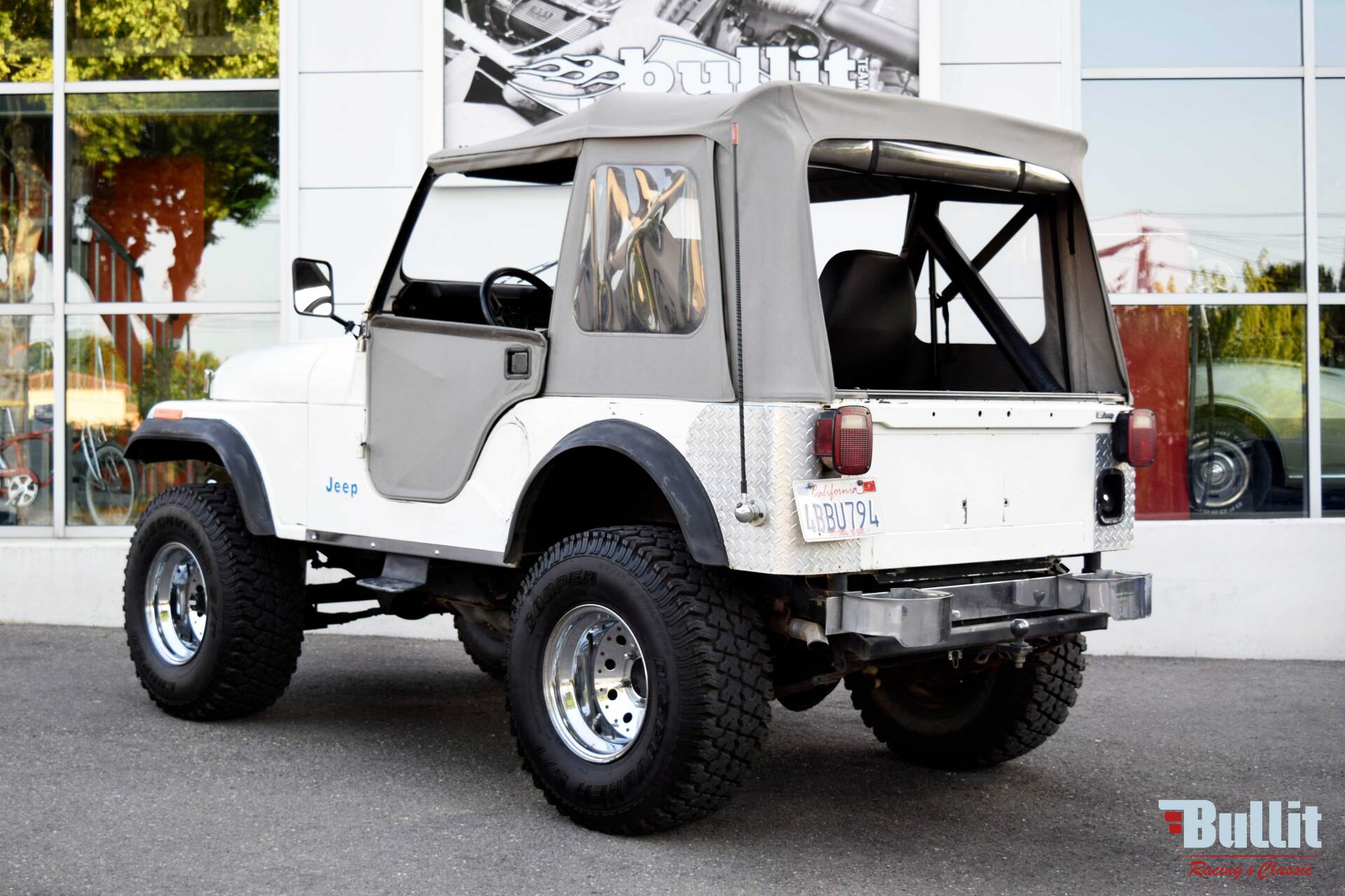 JEEP CJ5 blanche de 1981 vue de 3/4 arrière gauche