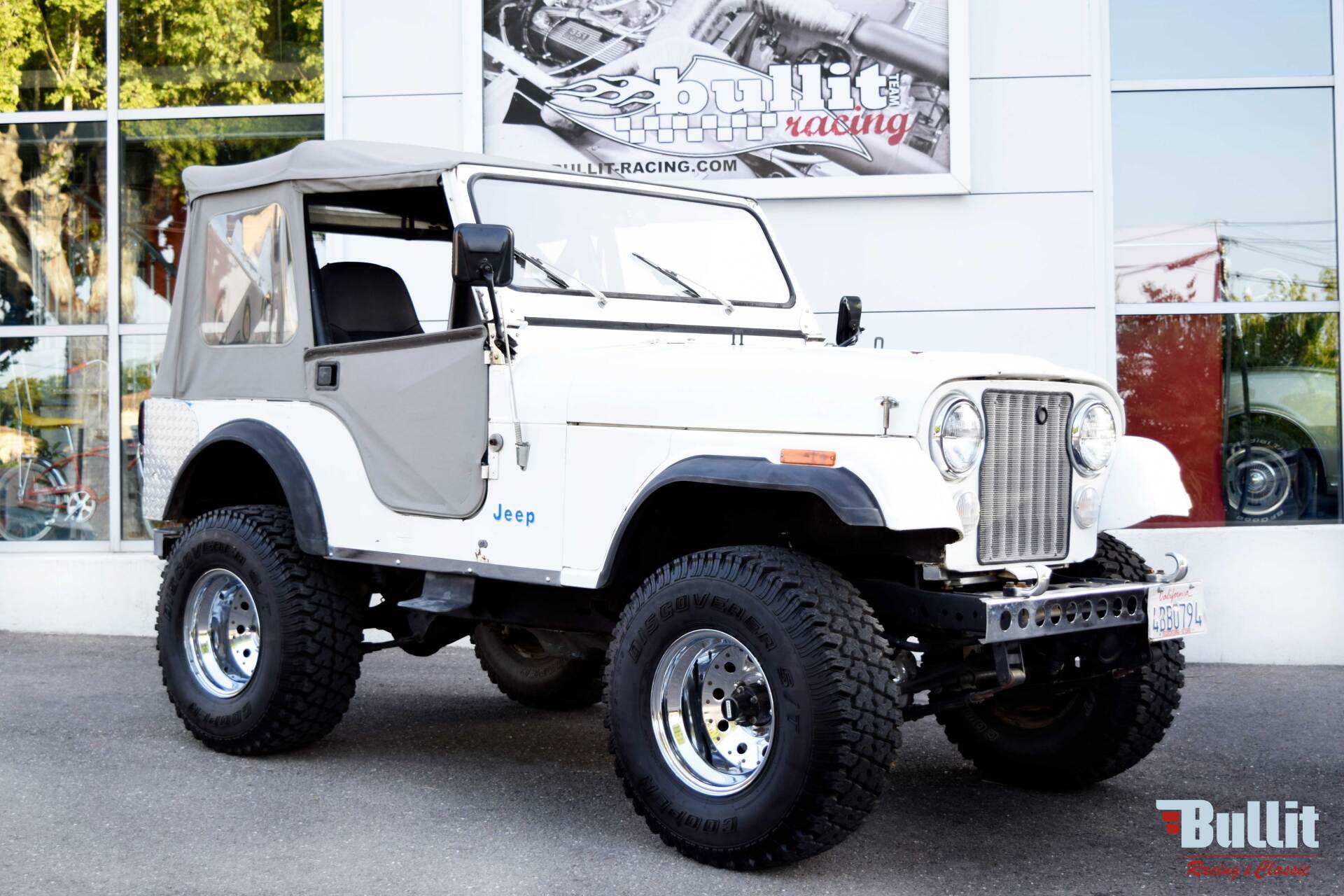 JEEP CJ5 blanche de 1981 vue 3/4 avant droit