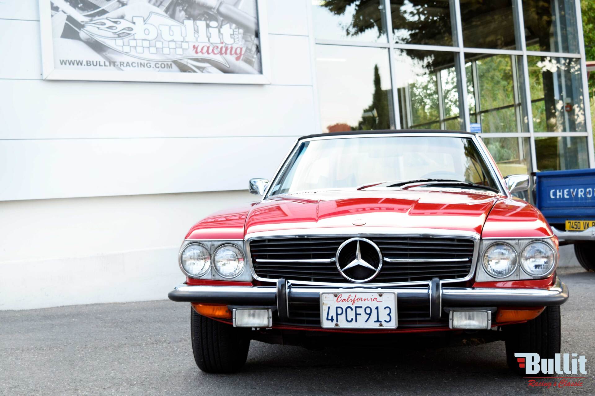 avant de MERCEDES 450SL ROUGE DE 1972