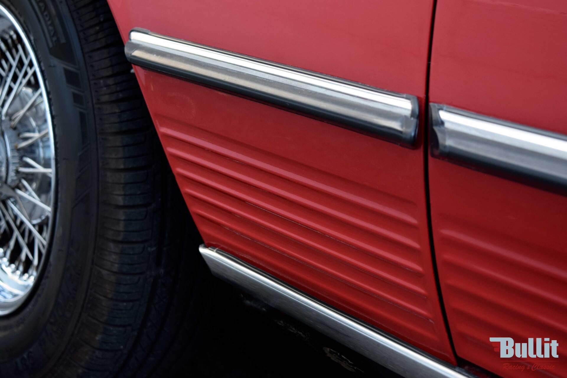 détail carrosserie de MERCEDES 450SL ROUGE DE 1972