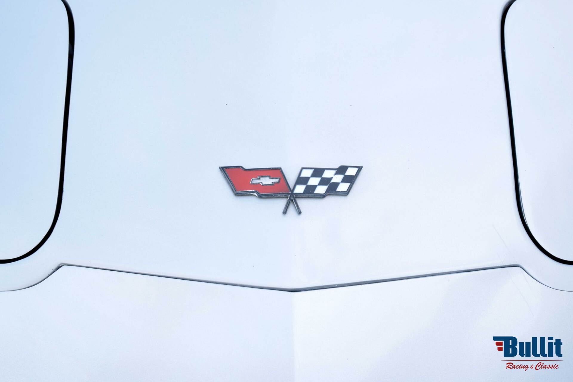 logo drapeaux croisés de Chevrolet Corvette C3 de 1982