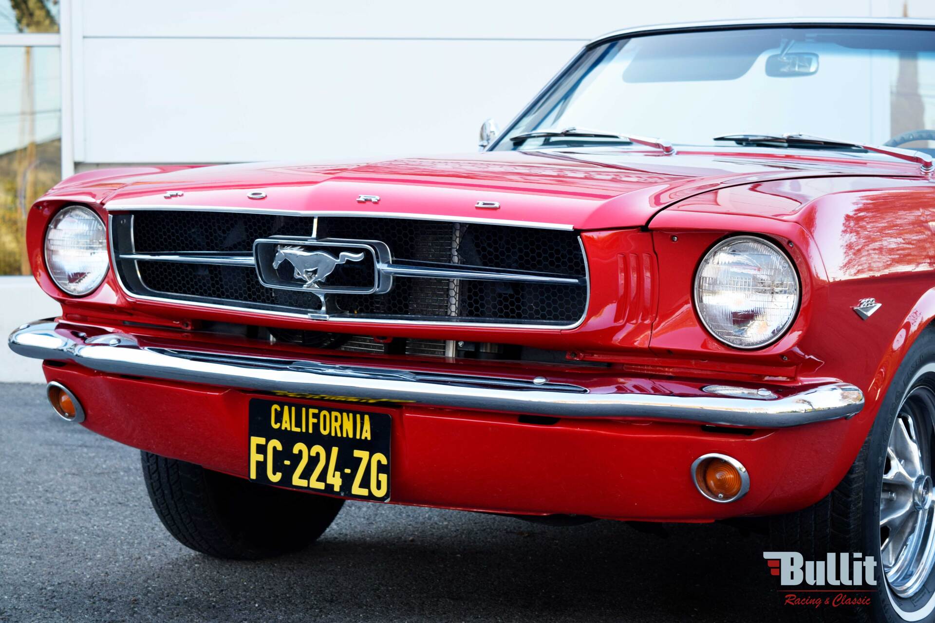 avant de Ford Mustang cabriolet de 1965 rouge intérieur noir