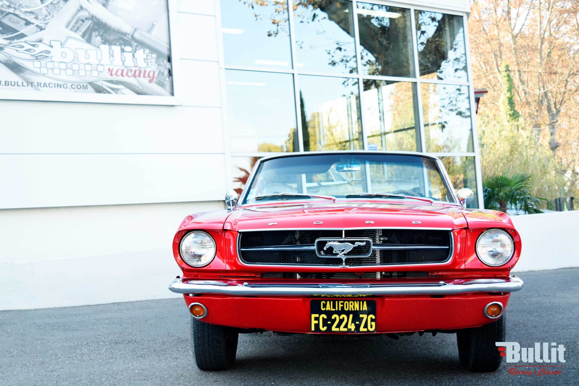 avant de Ford Mustang cabriolet de 1965 rouge intérieur noir