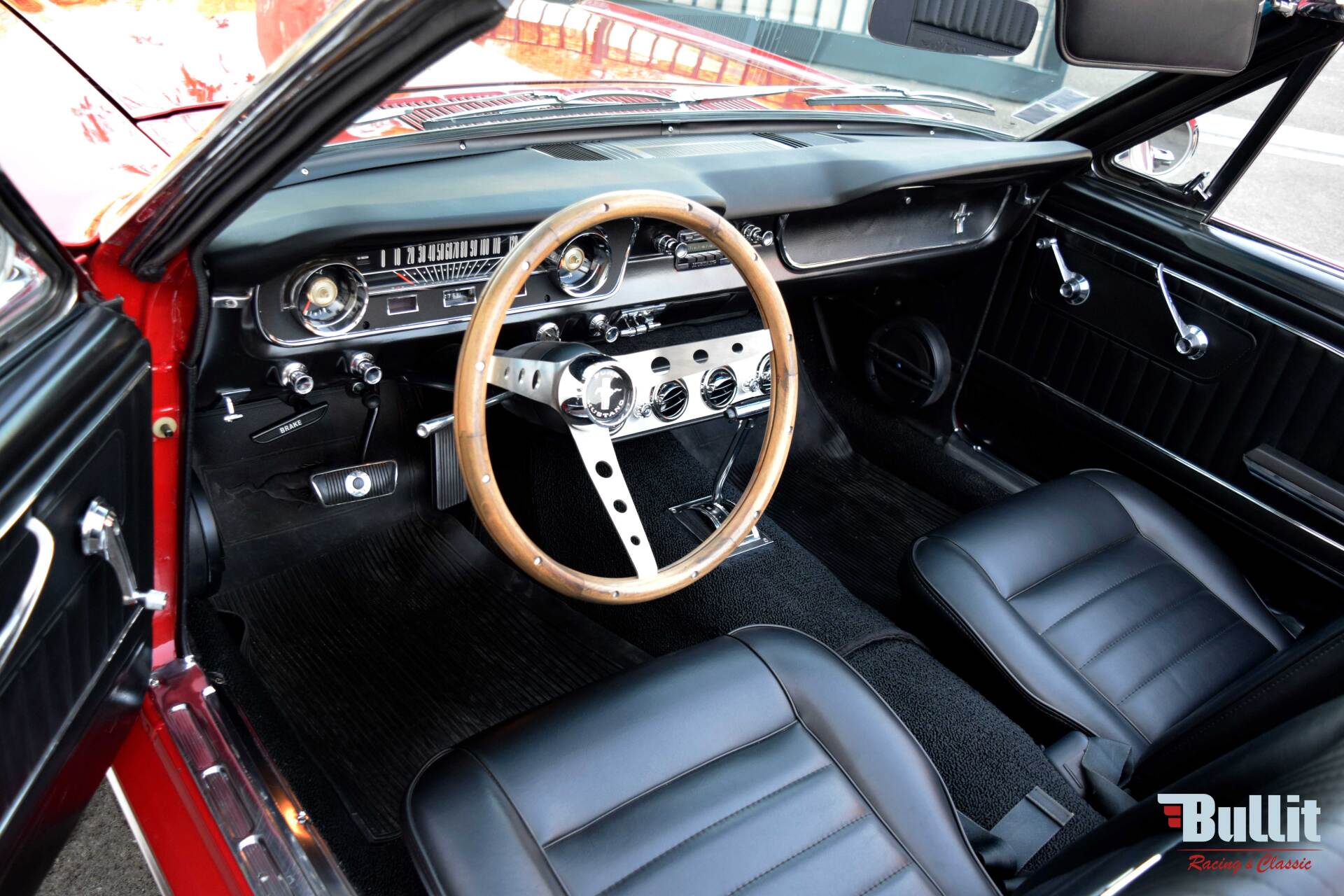 intérieur de Ford Mustang cabriolet de 1965 rouge intérieur noir