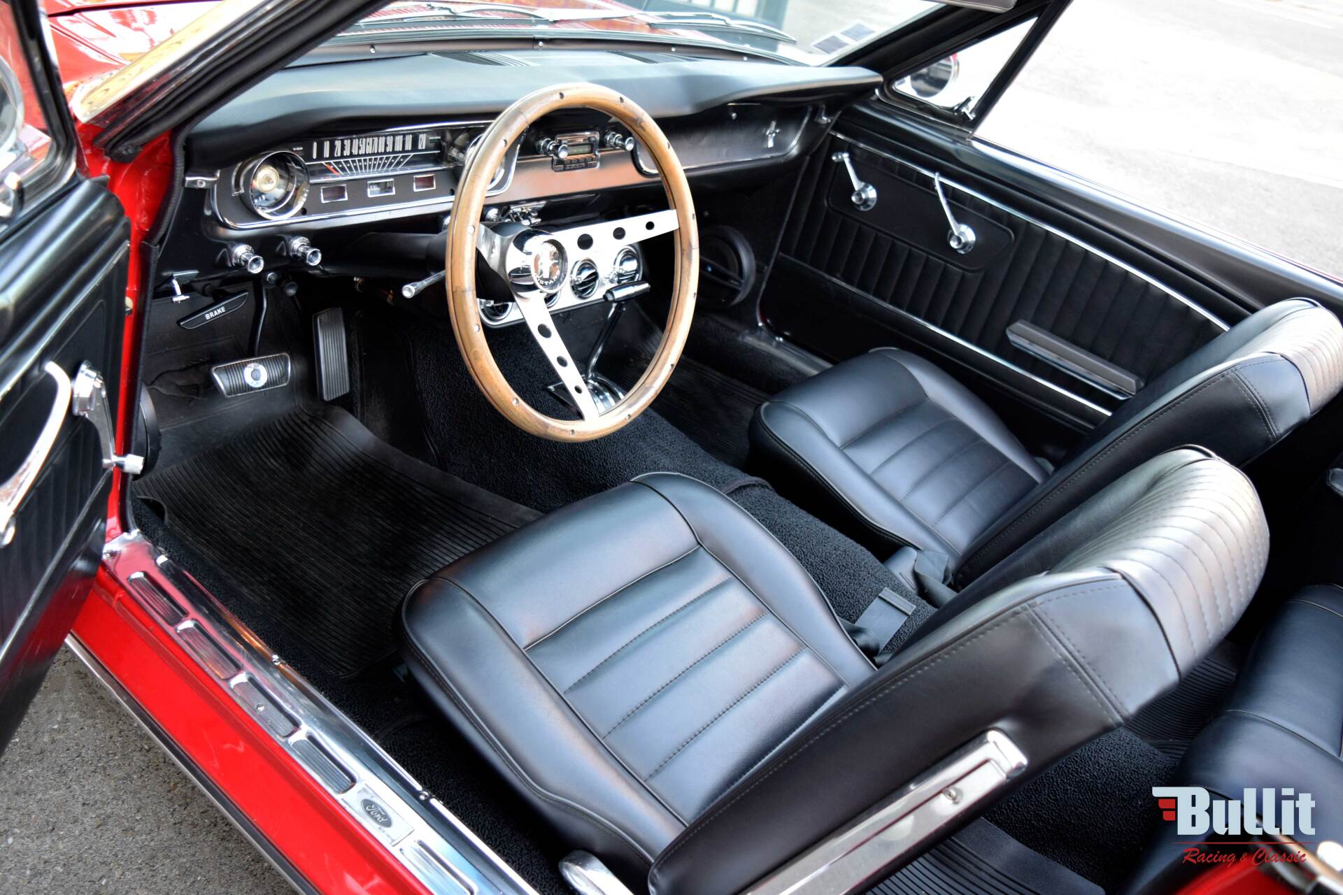 intérieur de Ford Mustang cabriolet de 1965 rouge intérieur noir