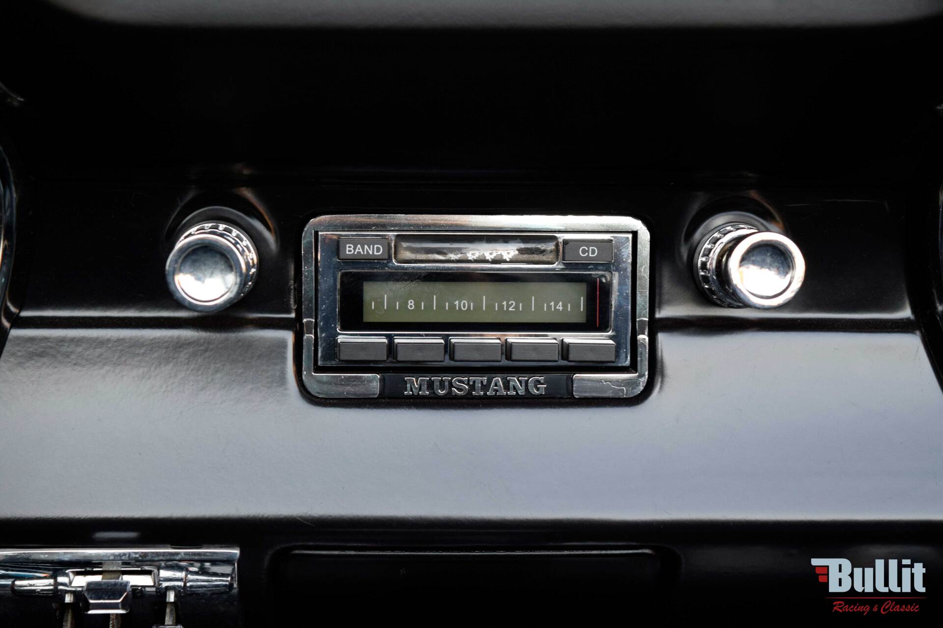 détail tableau de bord de Ford Mustang cabriolet de 1965 rouge intérieur noir