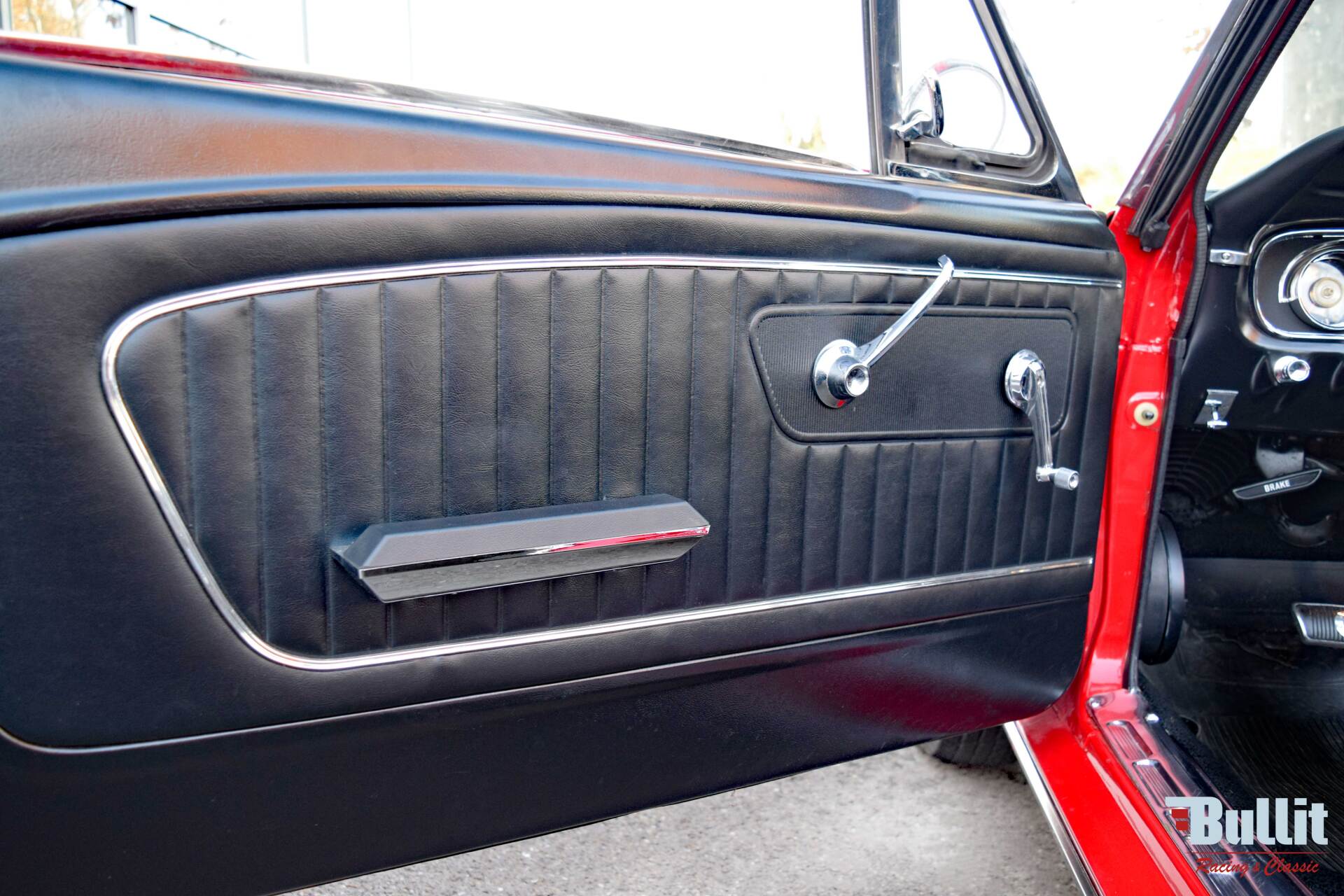 portière de Ford Mustang cabriolet de 1965 rouge intérieur noir