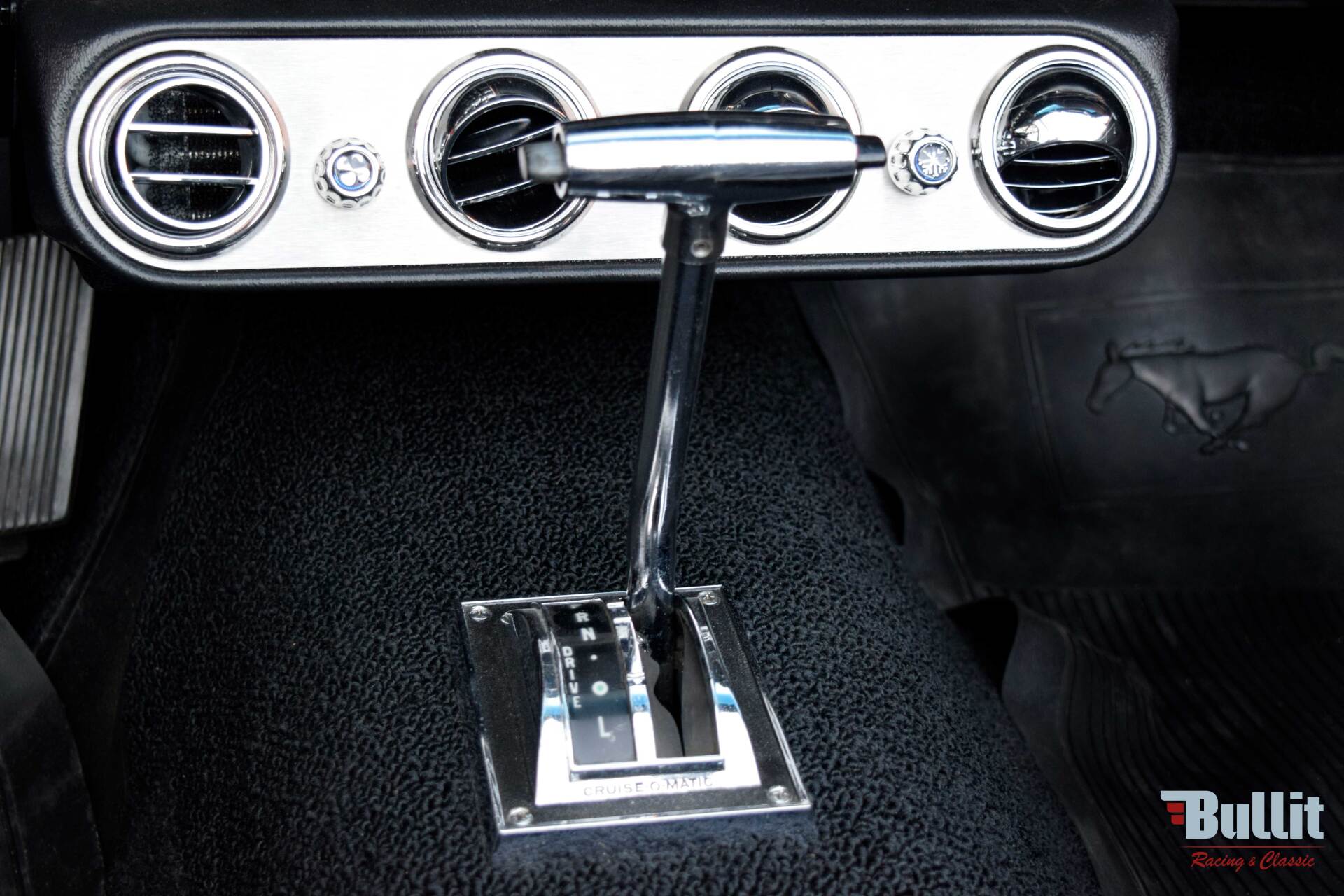 levier vitesses de Ford Mustang cabriolet de 1965 rouge intérieur noir