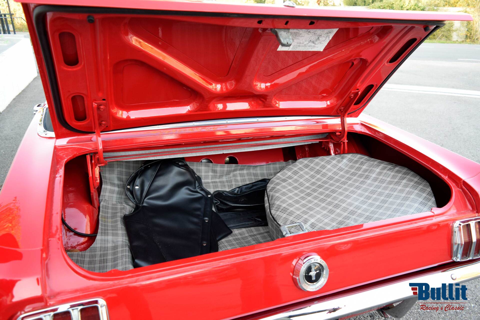 malle arrière de Ford Mustang cabriolet de 1965 rouge intérieur noir