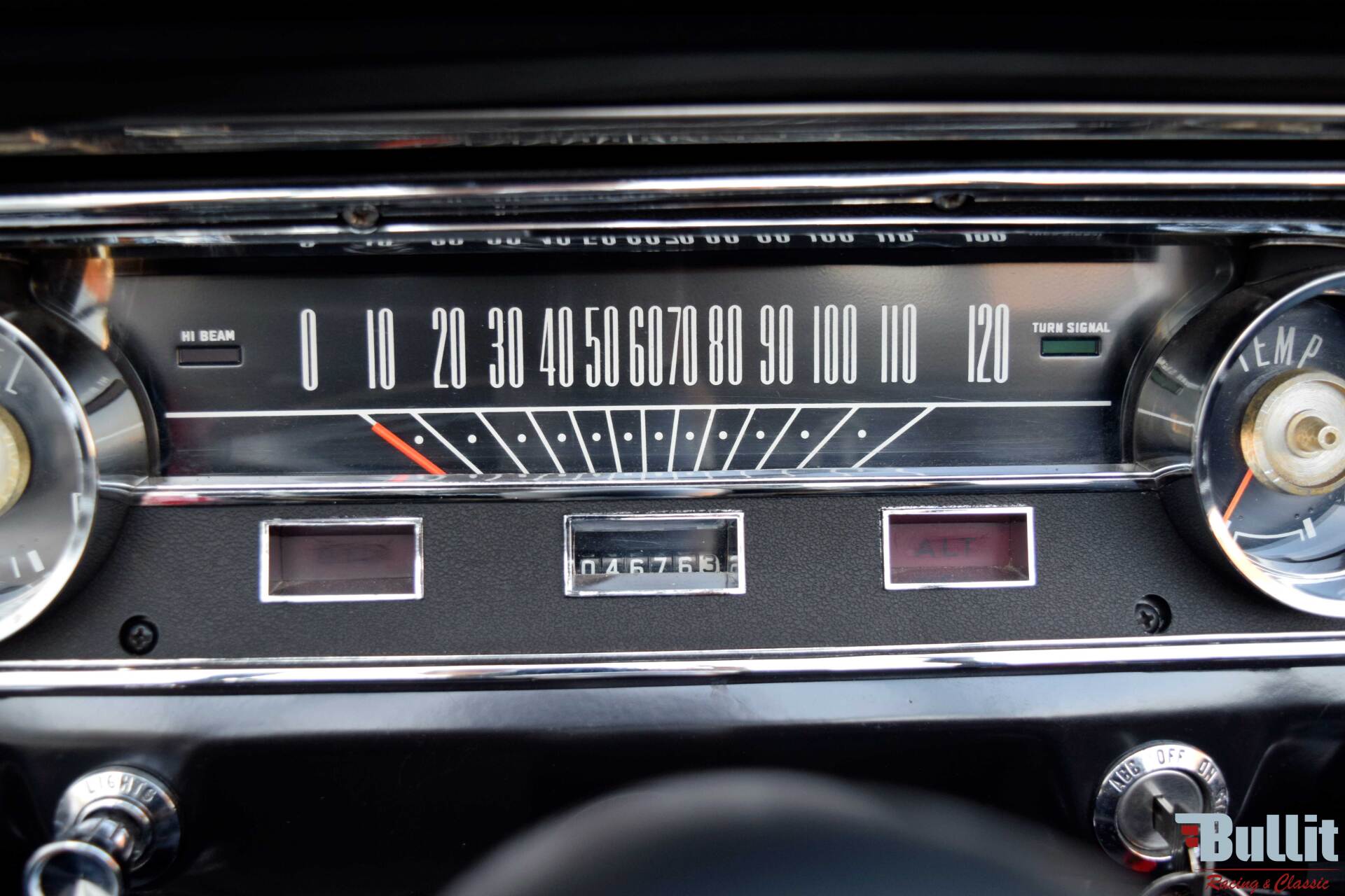 compteur de Ford Mustang cabriolet de 1965 rouge intérieur noir