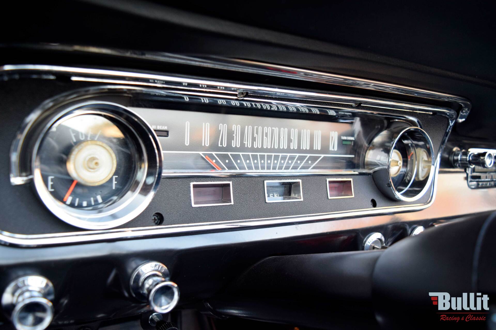 compteur de Ford Mustang cabriolet de 1965 rouge intérieur noir