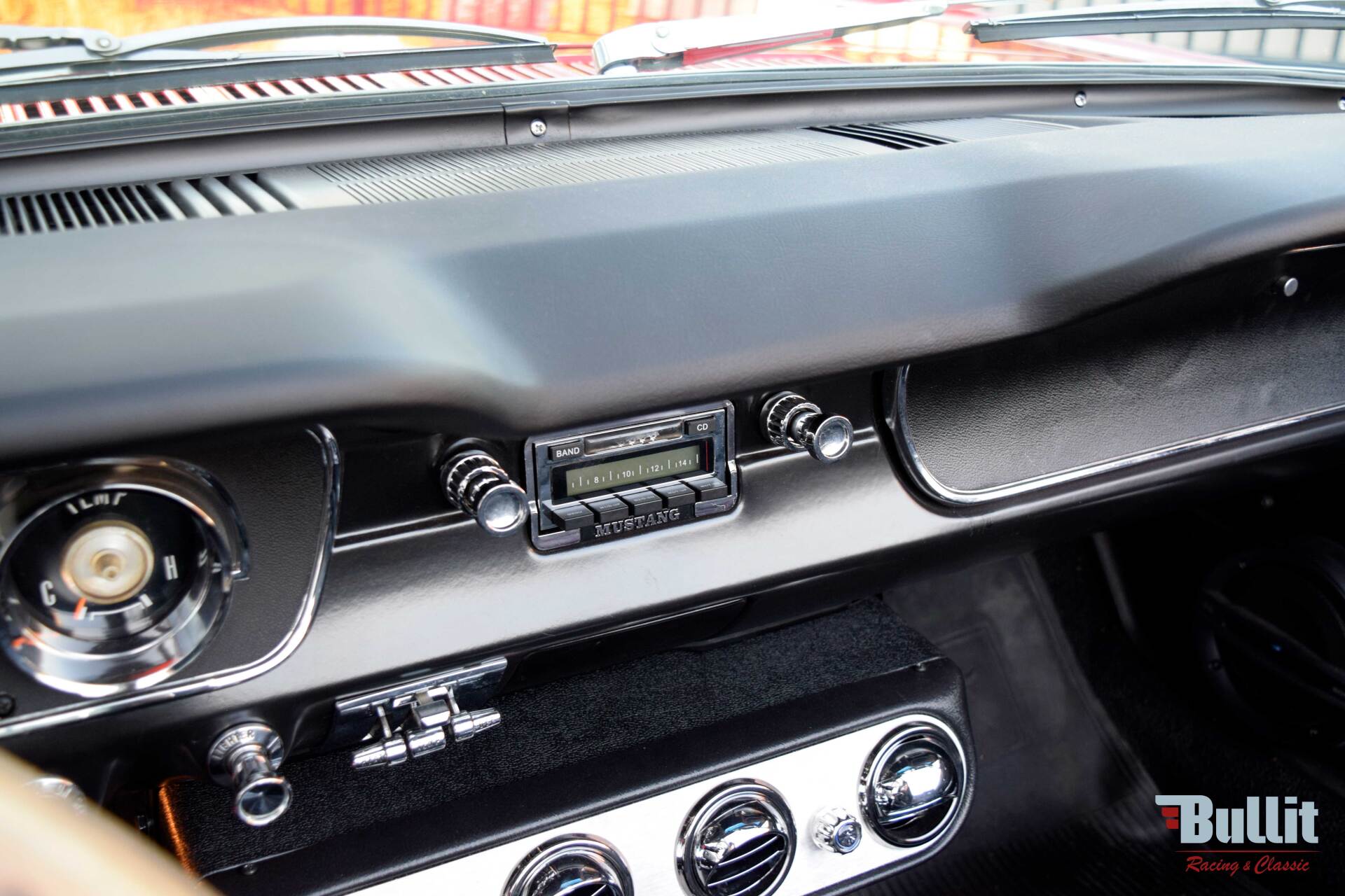 casquette de Ford Mustang cabriolet de 1965 rouge intérieur noir