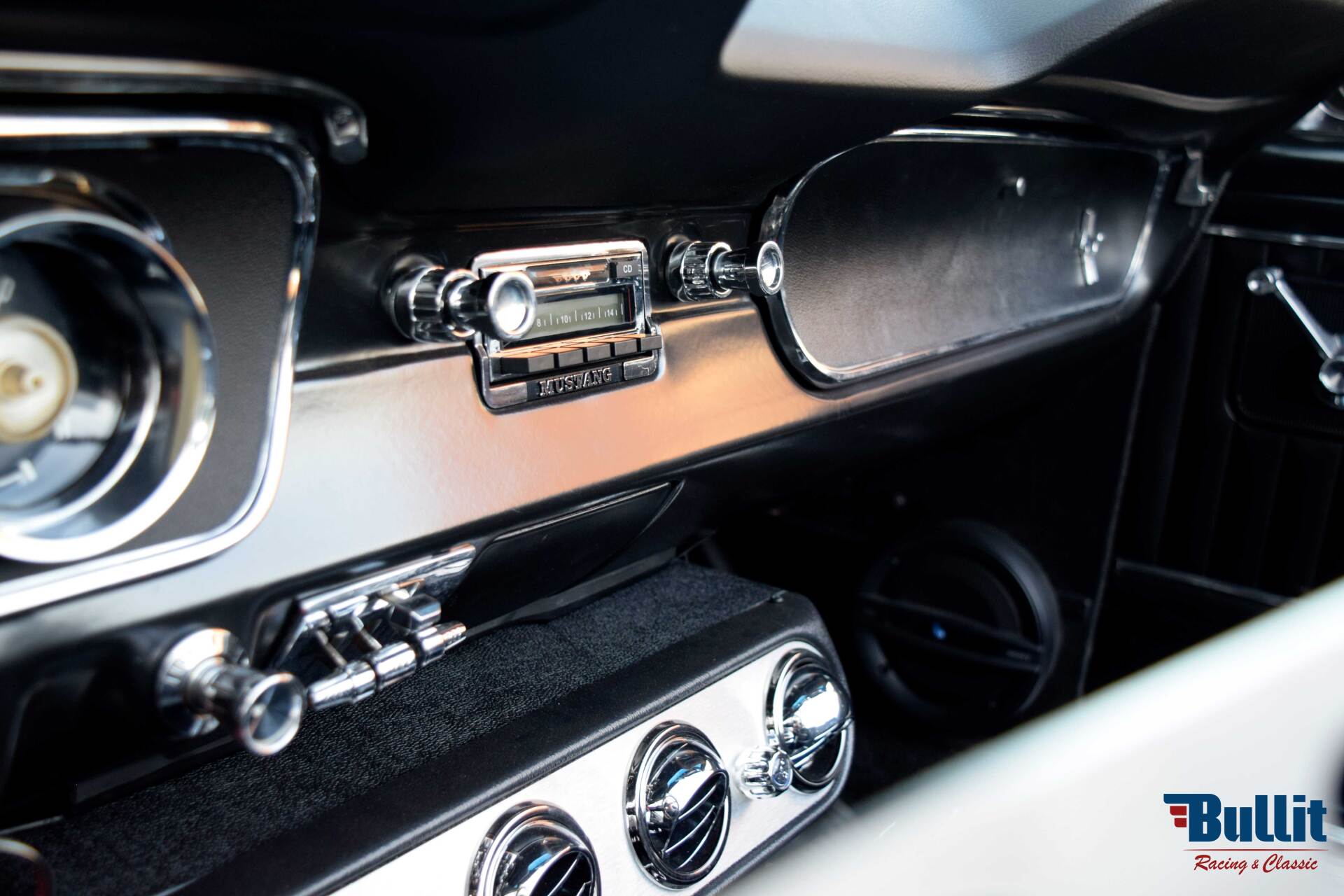 radio de Ford Mustang cabriolet de 1965 rouge intérieur noir