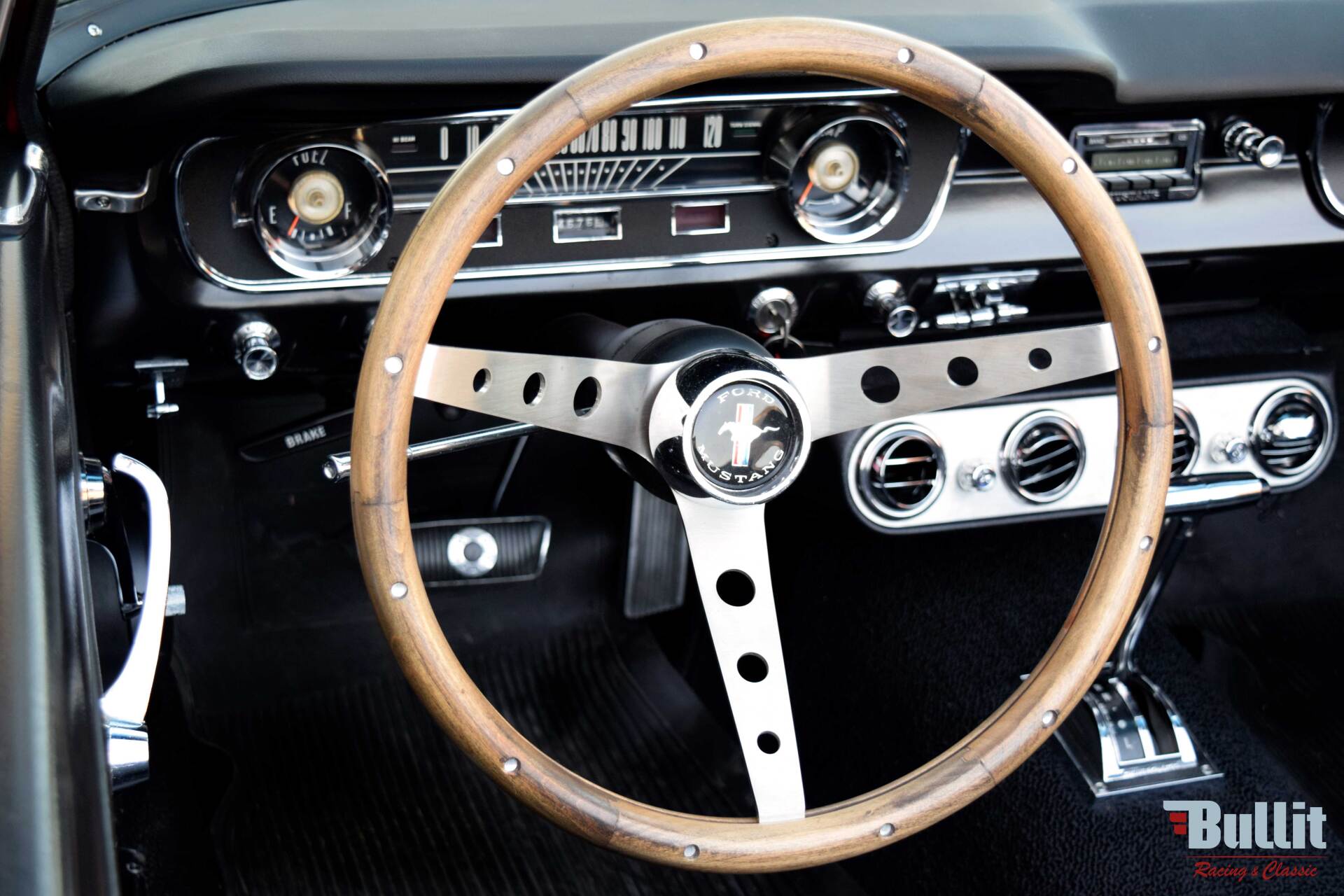 volant de Ford Mustang cabriolet de 1965 rouge intérieur noir