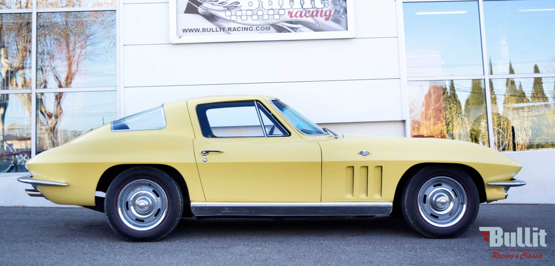 Chevrolet Corvette C2 STINGRAY de 1966, vue de profil droit