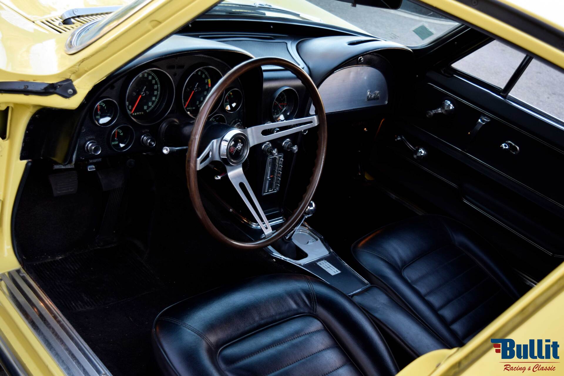 intérieur de CHEVROLET CORVETTE STING RAY C2 327 de 1966