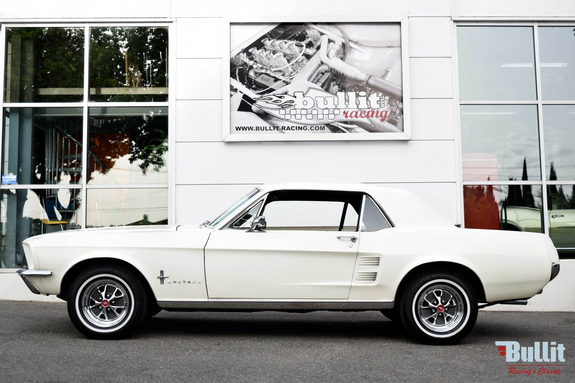 Ford Mustang coupé 289 de 1967 couleur Wimbledon White vue de profil gauche