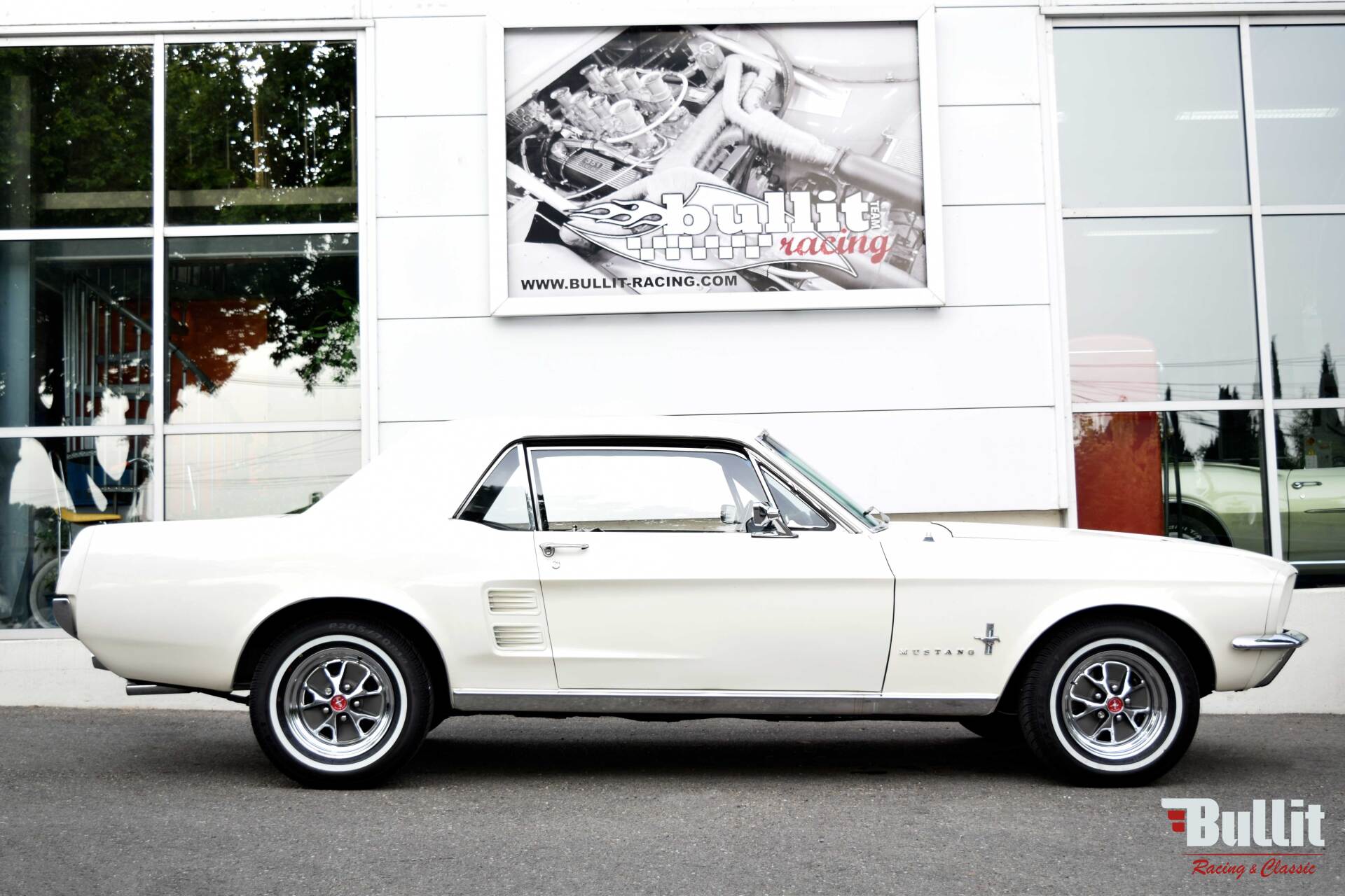 Ford Mustang coupé 289 de 1967 couleur Wimbledon White vue de profil droit