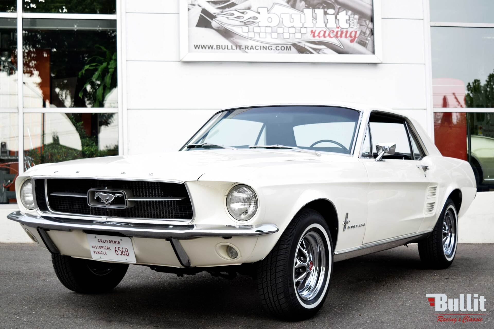 Ford Mustang coupé 289 de 1967 couleur Wimbledon White vue 3/4 avant gauche