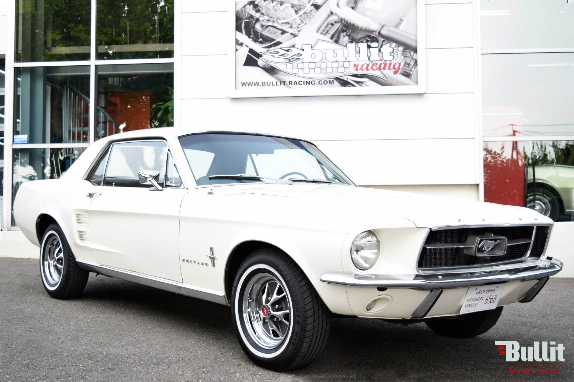 Ford Mustang coupé 289 de 1967 couleur Wimbledon White vue 3/4 avant droit