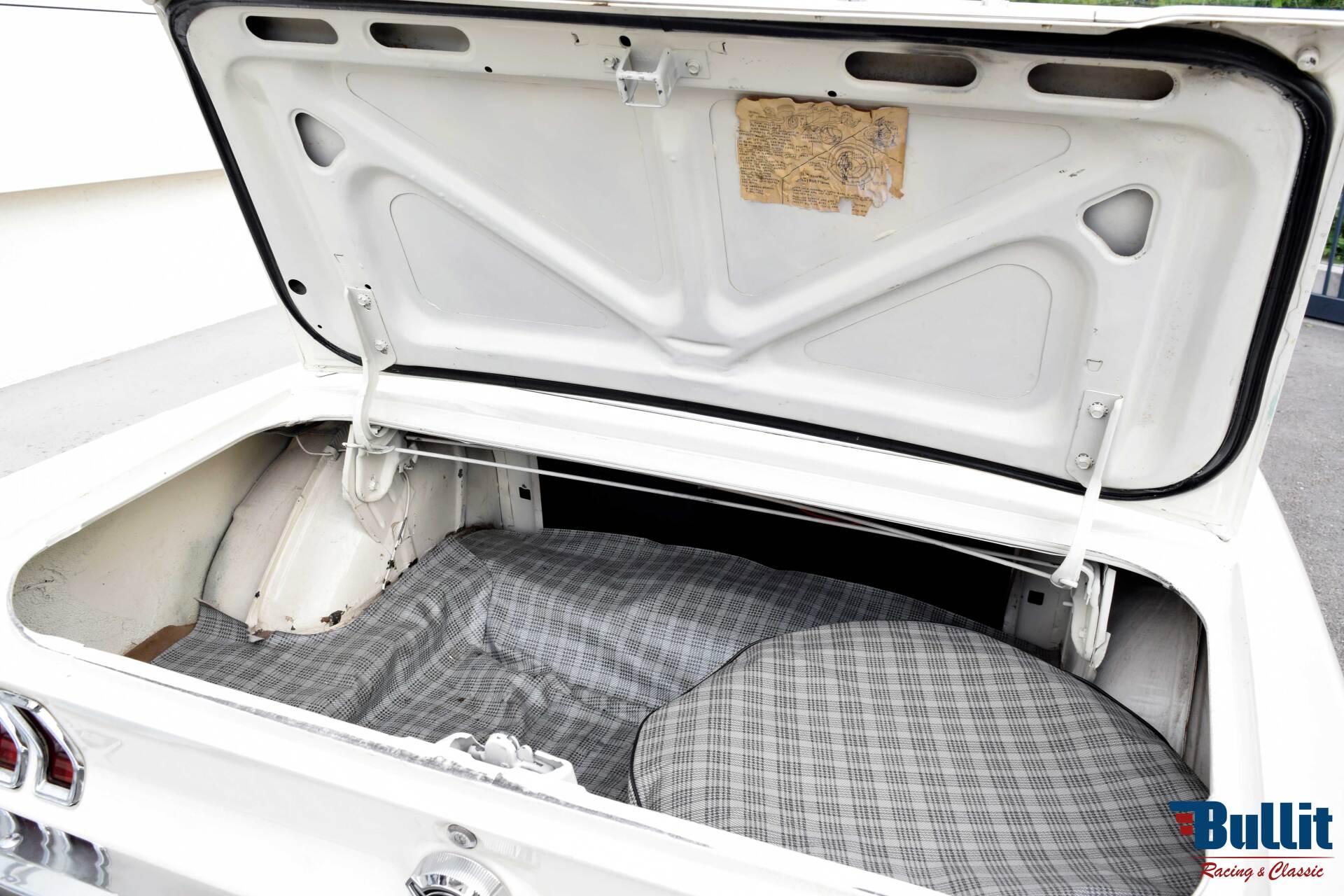 Coffre Ford Mustang coupé 289 de 1967 couleur Wimbledon White