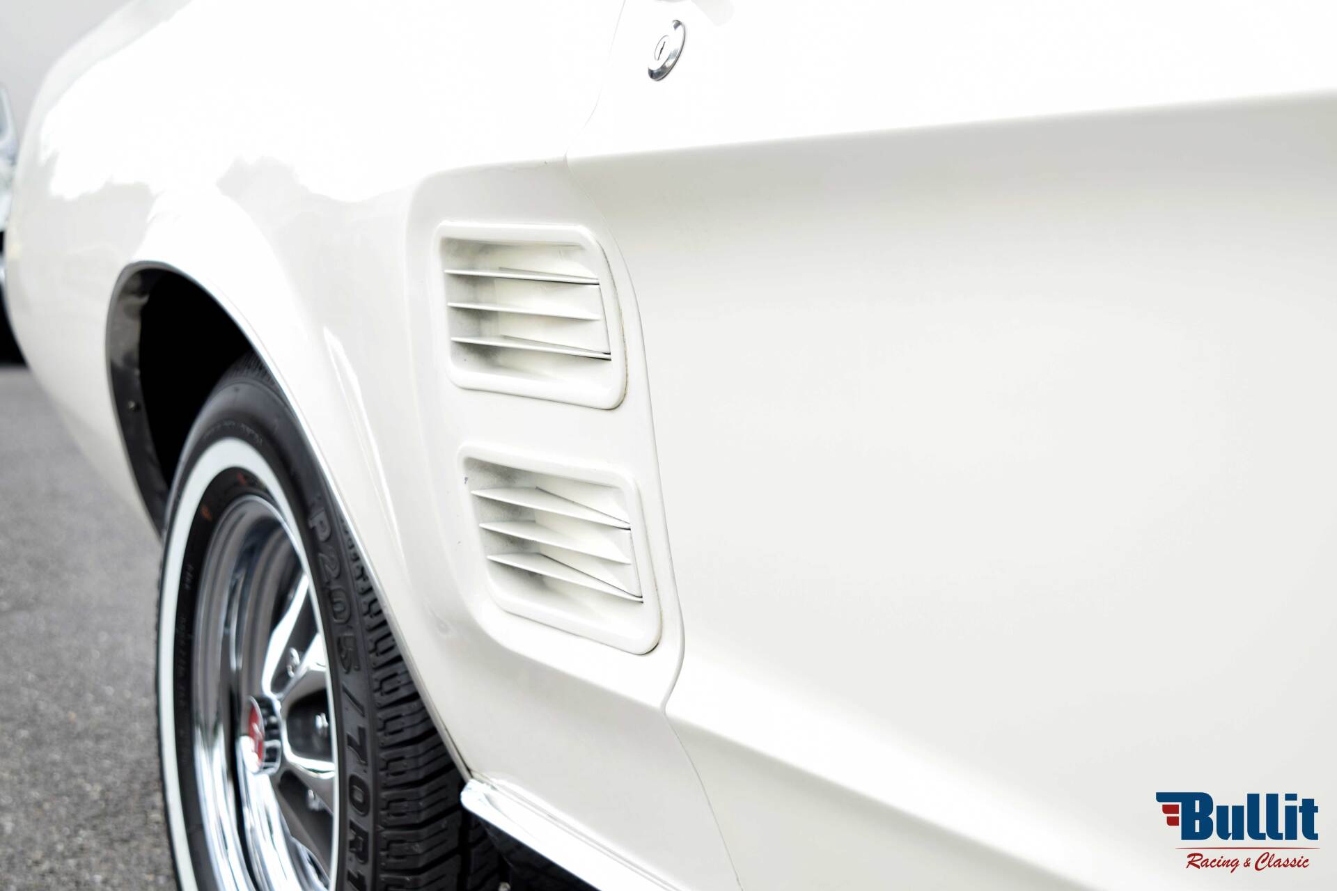 Détail carrosserie Ford Mustang coupé 289 de 1967 couleur Wimbledon White