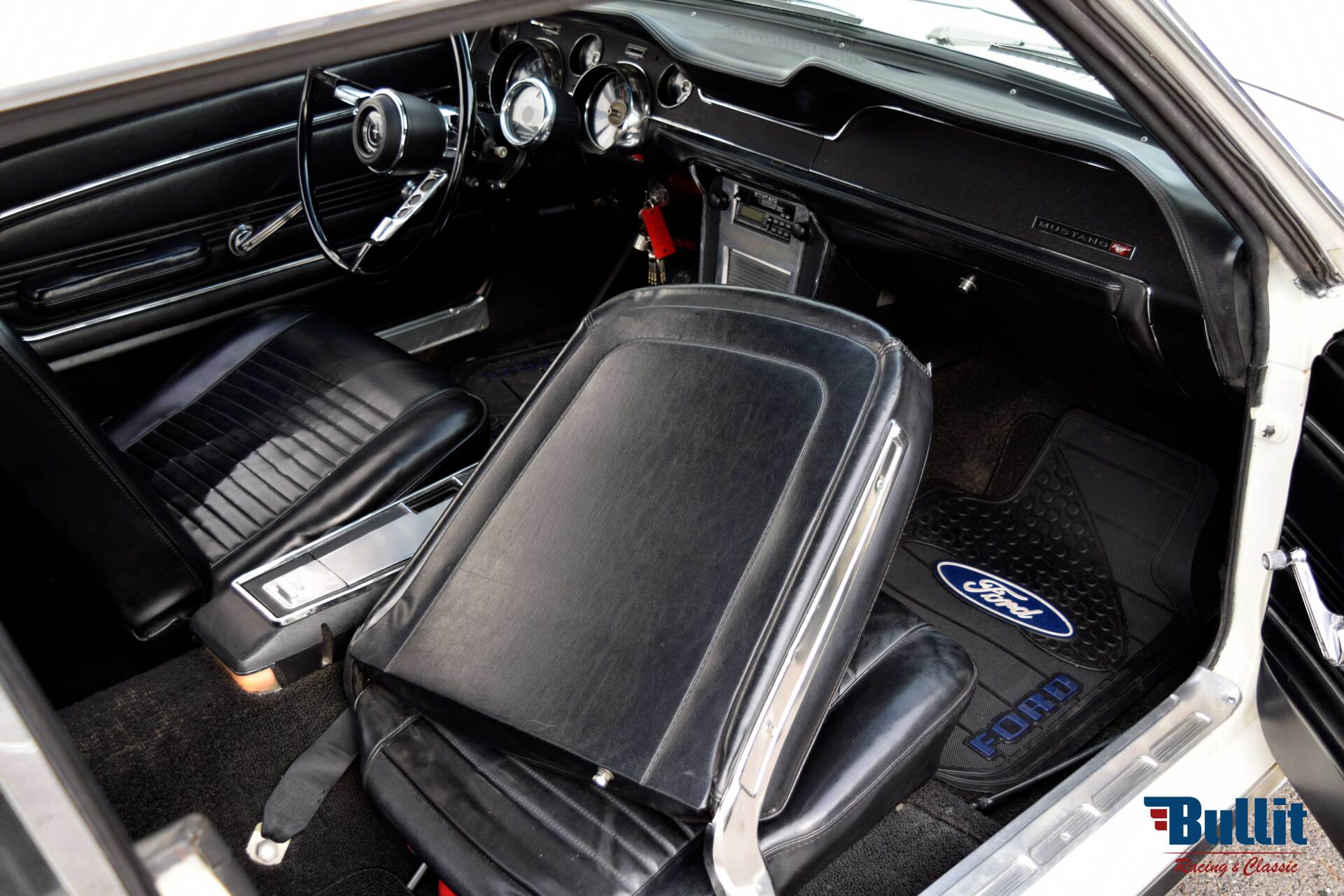 Sièges Ford Mustang coupé 289 de 1967 couleur Wimbledon White