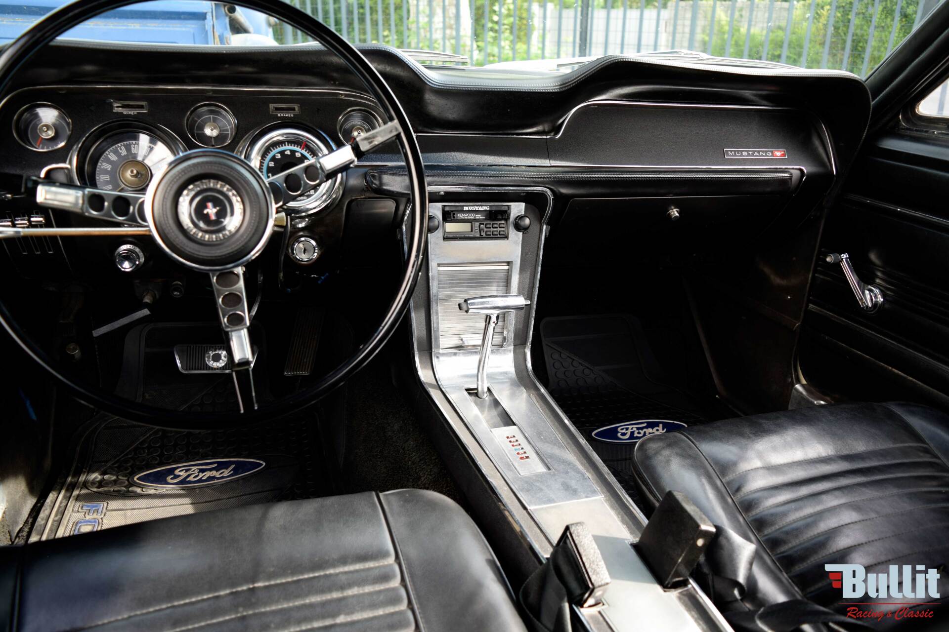 Intérieur Ford Mustang coupé 289 de 1967 couleur Wimbledon White
