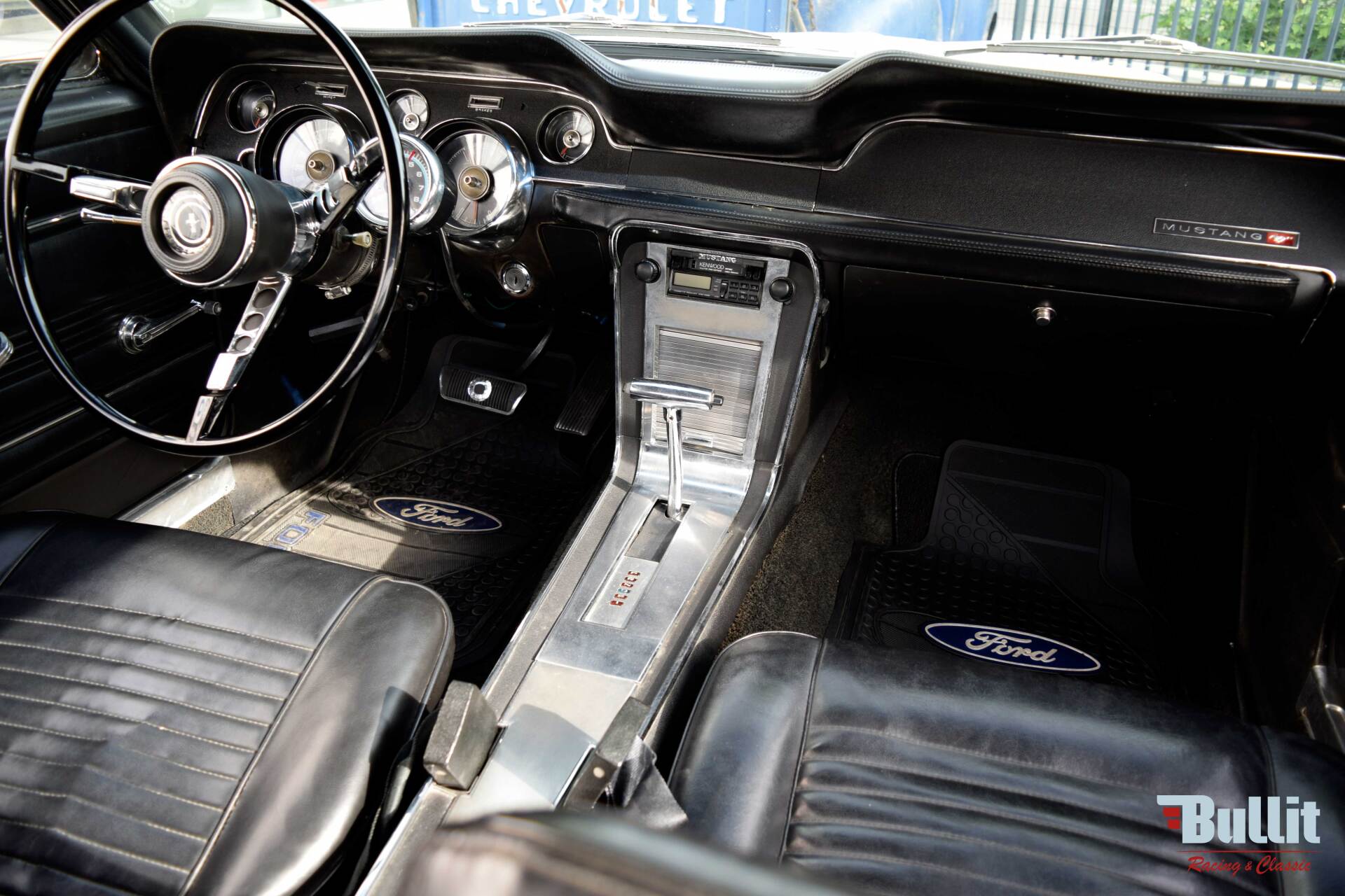 Intérieur Ford Mustang coupé 289 de 1967 couleur Wimbledon White