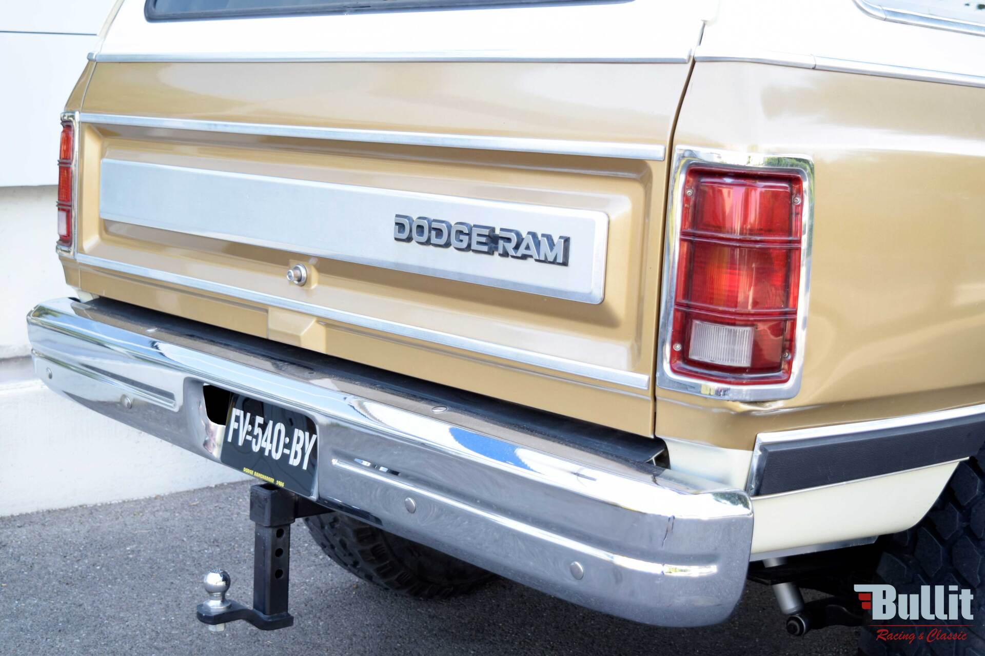 arrière de DODGE RAMCHARGER gold/ivory 1986