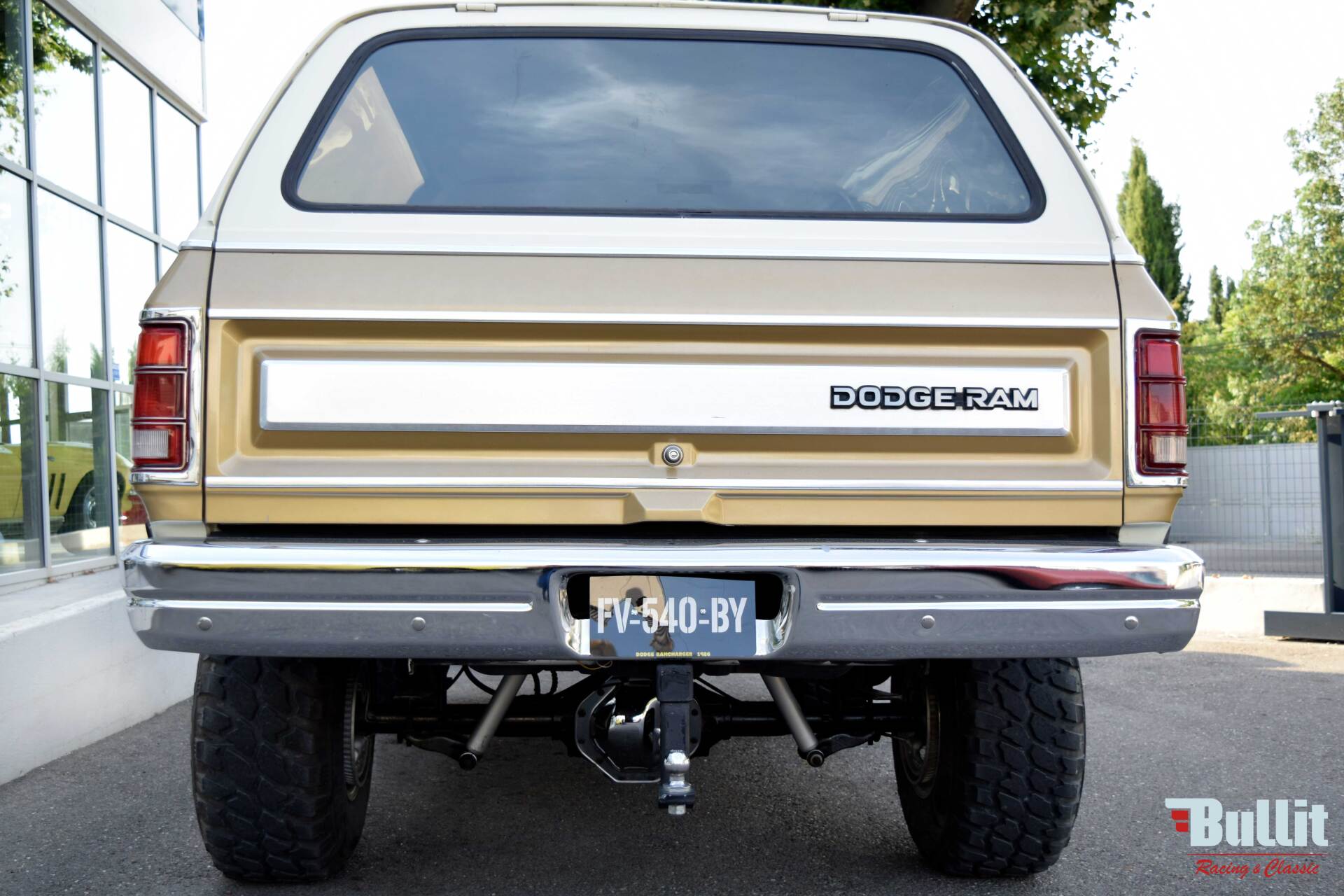 arrière de DODGE RAMCHARGER gold/ivory 1986