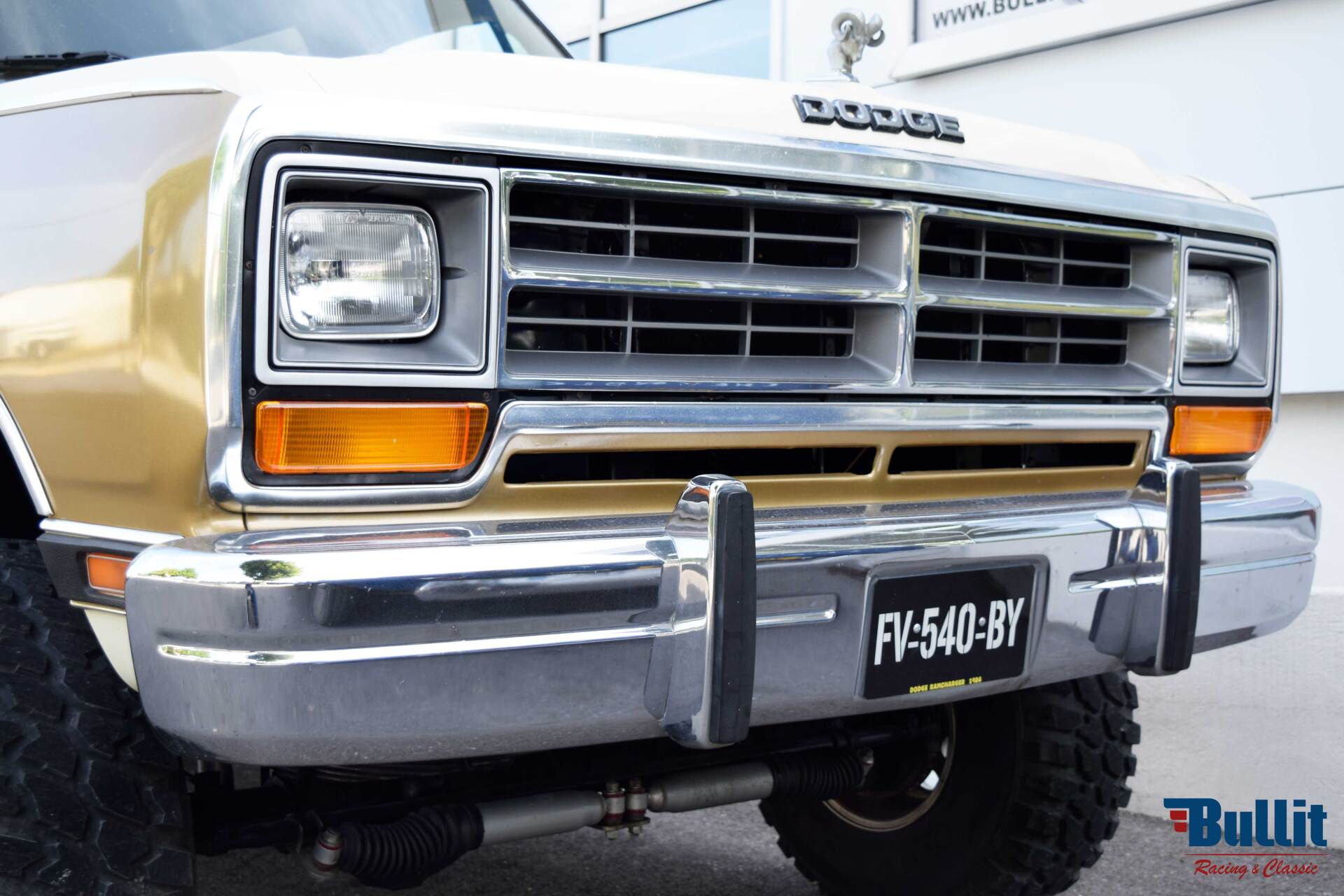 avant de DODGE RAMCHARGER gold/ivory 1986