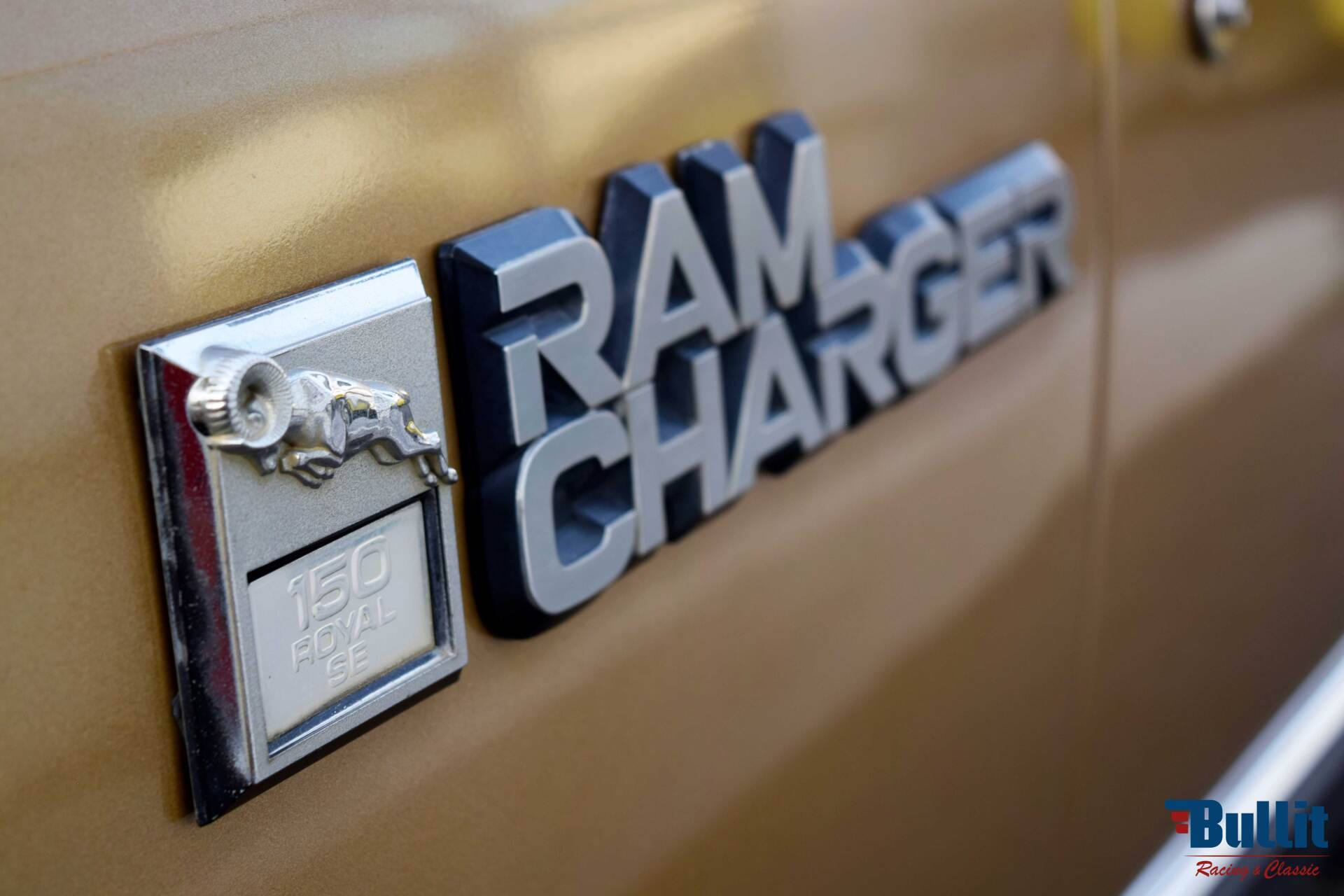 emblème carrosserie de DODGE RAMCHARGER gold/ivory 1986