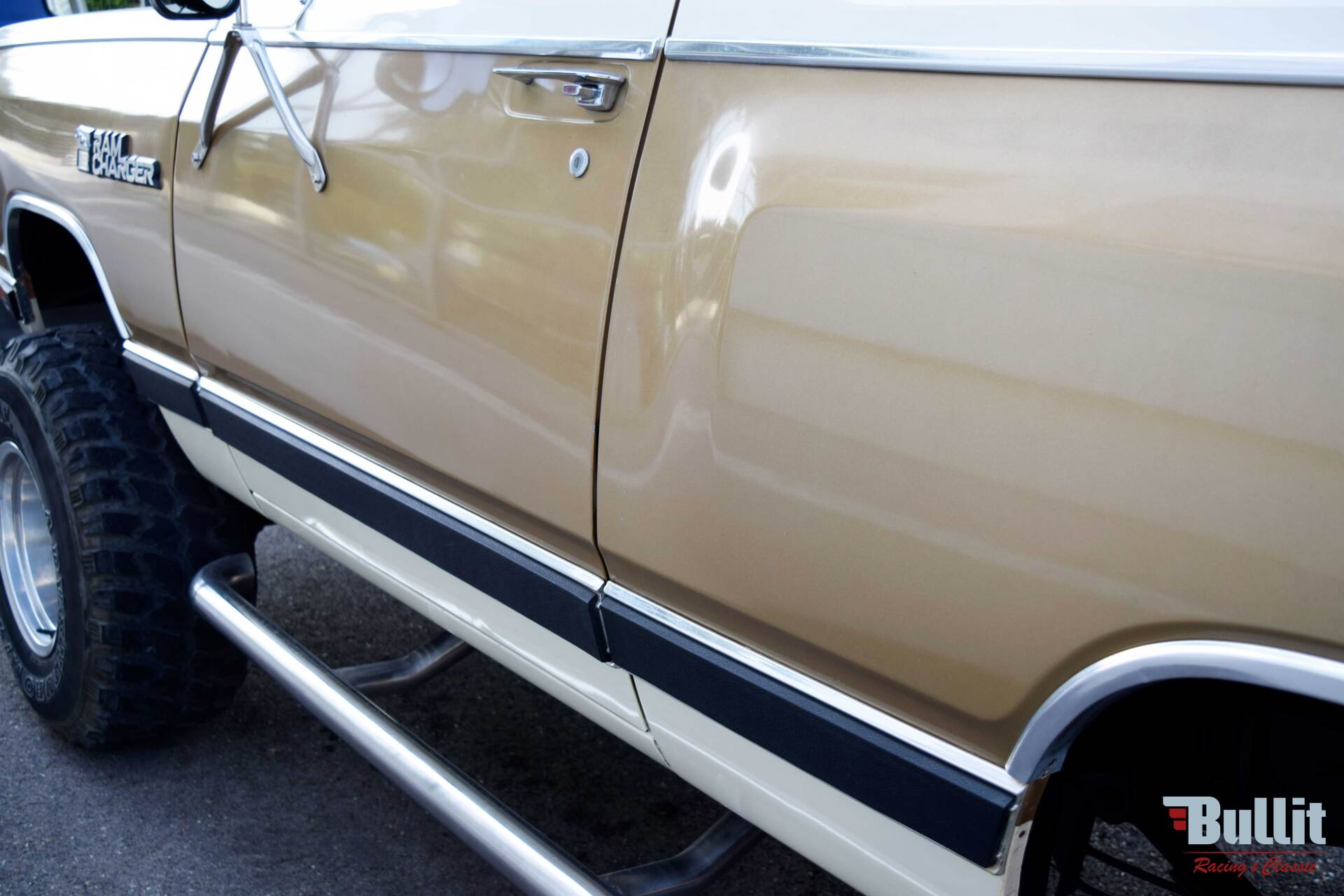 détail carrosserie de DODGE RAMCHARGER gold/ivory 1986