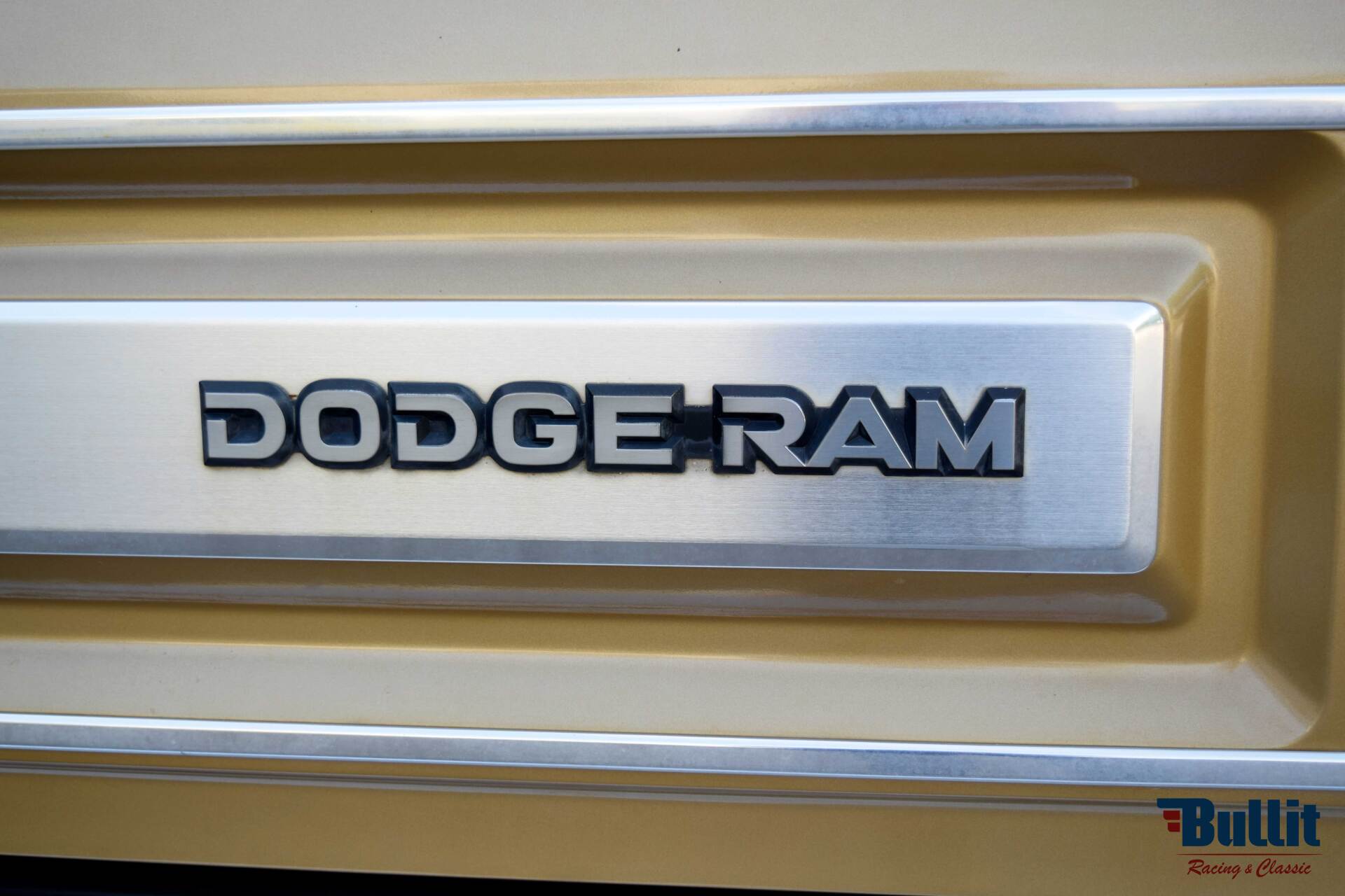 logo de DODGE RAMCHARGER gold/ivory 1986